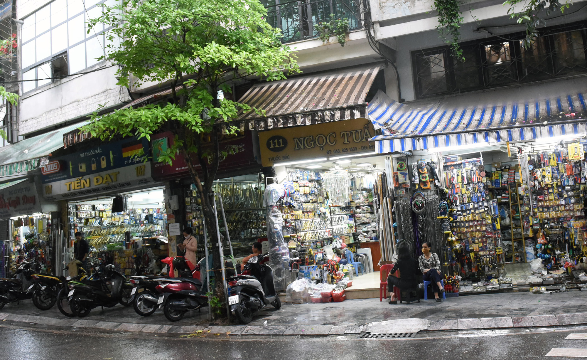 Nhịp sống Hà Nội dần trở lại bình thường sau khi hết cách li xã hội - Ảnh 16. Nhịp sống Hà Nội dần trở lại bình thường sau khi hết cách li xã hội - Ảnh 16.