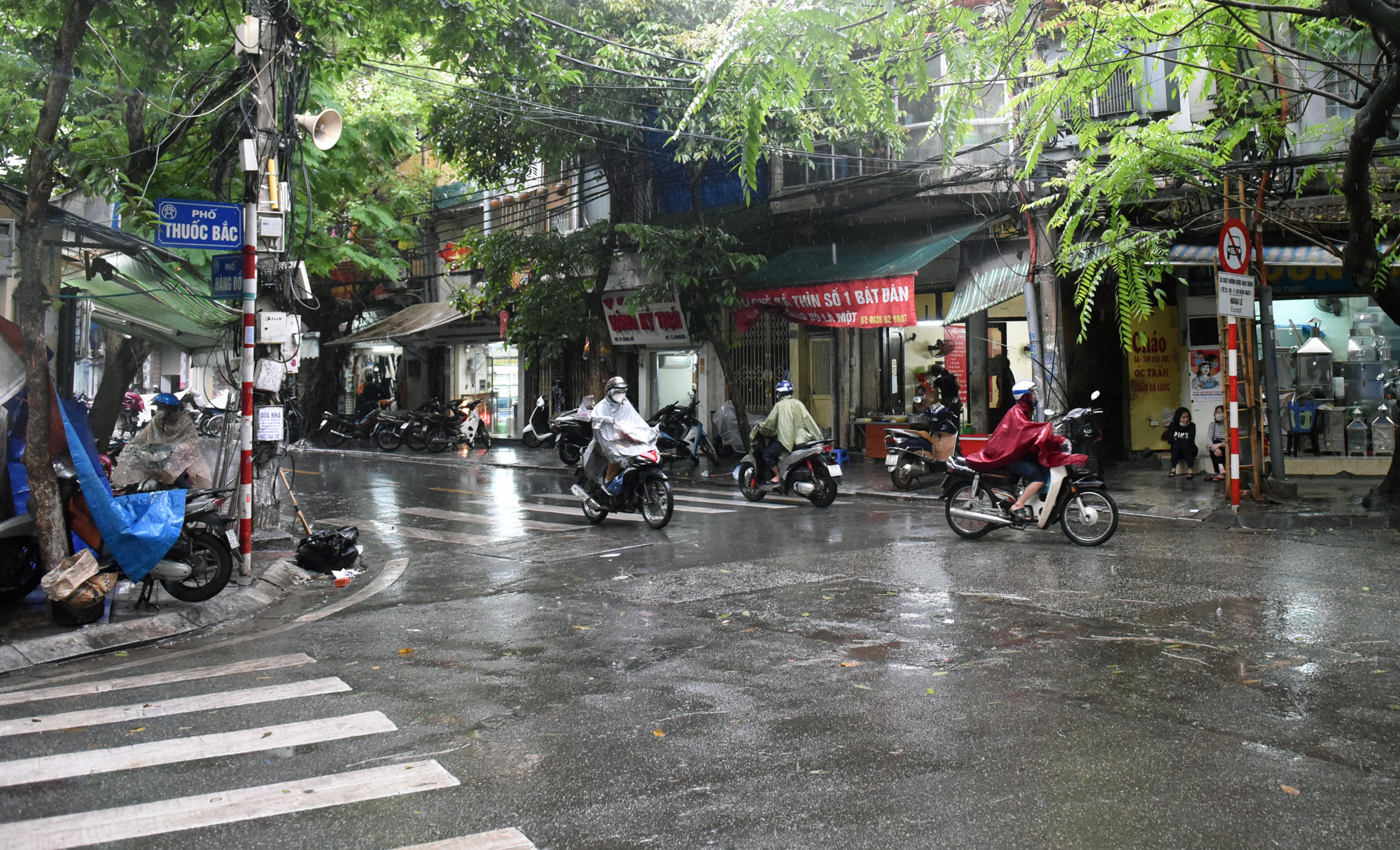 Nhịp sống Hà Nội dần trở lại bình thường sau khi hết cách li xã hội - Ảnh 19. Nhịp sống Hà Nội dần trở lại bình thường sau khi hết cách li xã hội - Ảnh 19.