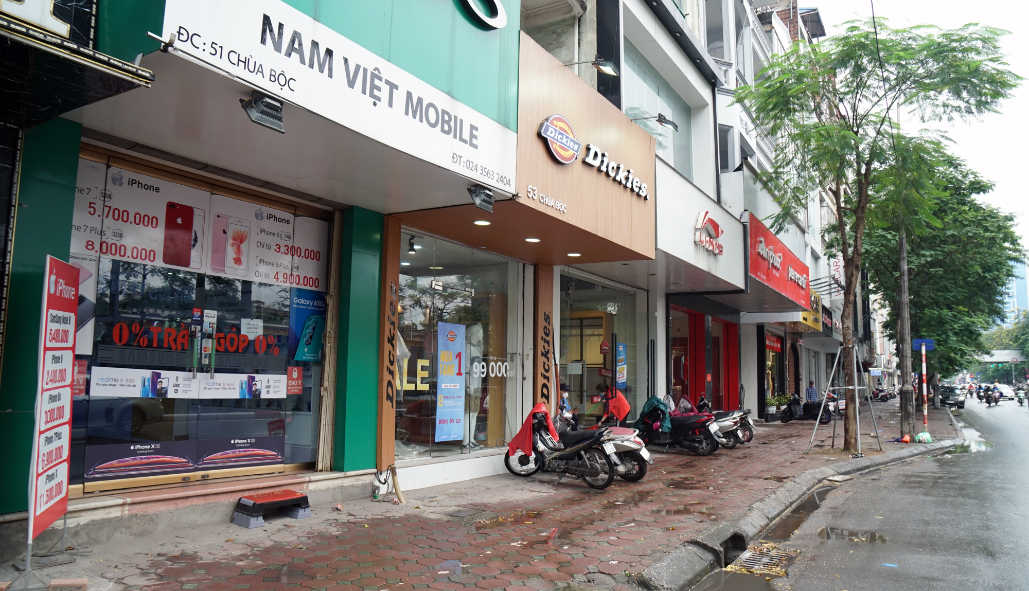 Nhịp sống Hà Nội dần trở lại bình thường sau khi hết cách li xã hội - Ảnh 20. Nhịp sống Hà Nội dần trở lại bình thường sau khi hết cách li xã hội - Ảnh 20.