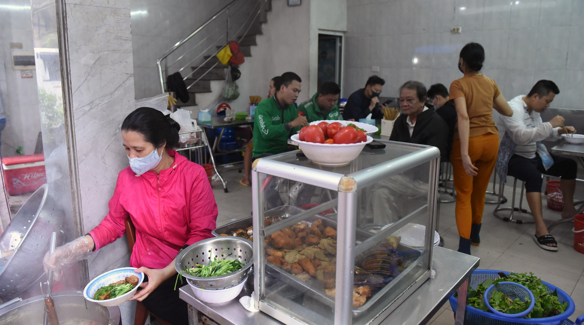 Nhịp sống Hà Nội dần trở lại bình thường sau khi hết cách li xã hội - Ảnh 3. Nhịp sống Hà Nội dần trở lại bình thường sau khi hết cách li xã hội - Ảnh 3.