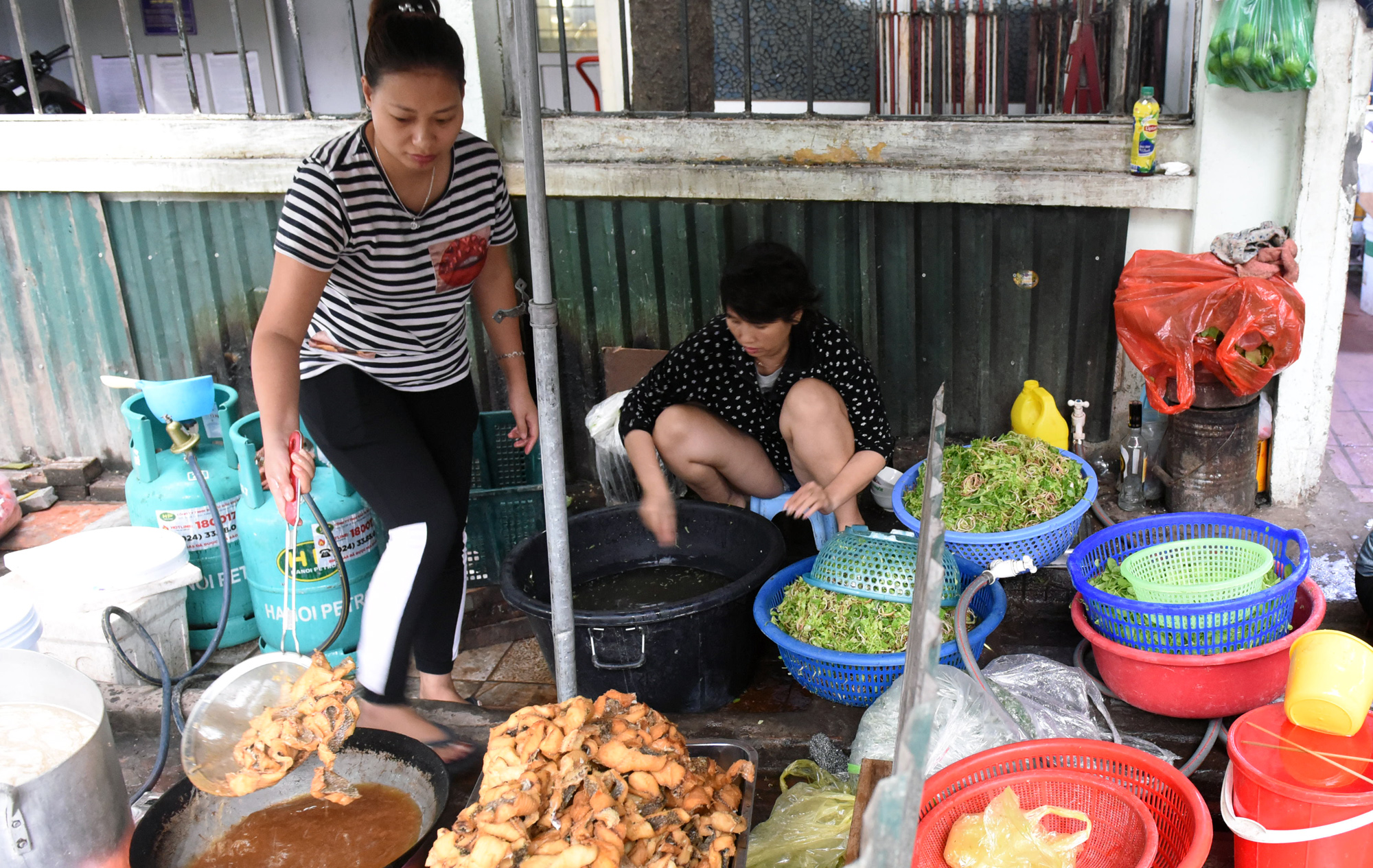 Nhịp sống Hà Nội dần trở lại bình thường sau khi hết cách li xã hội - Ảnh 4. Nhịp sống Hà Nội dần trở lại bình thường sau khi hết cách li xã hội - Ảnh 4.