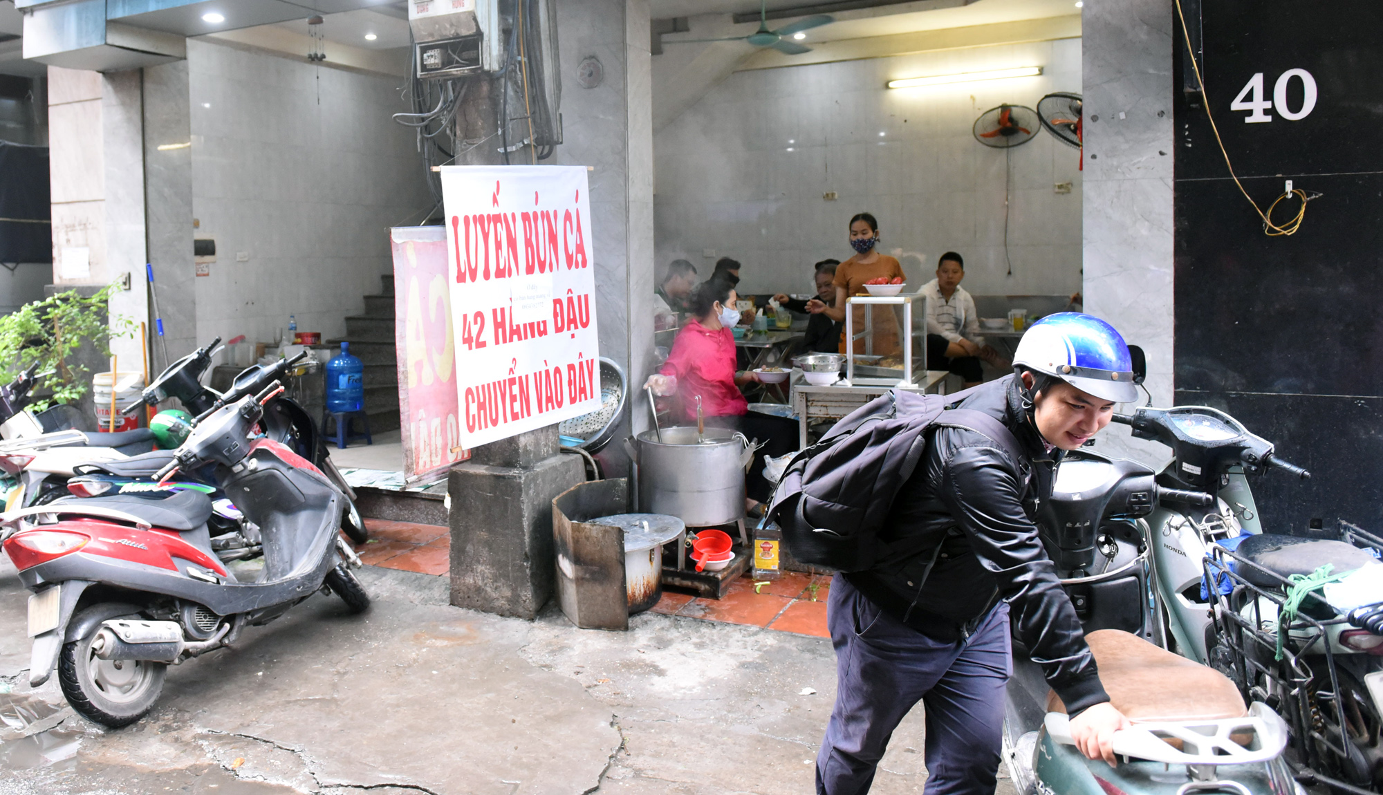Nhịp sống Hà Nội dần trở lại bình thường sau khi hết cách li xã hội - Ảnh 5. Nhịp sống Hà Nội dần trở lại bình thường sau khi hết cách li xã hội - Ảnh 5.