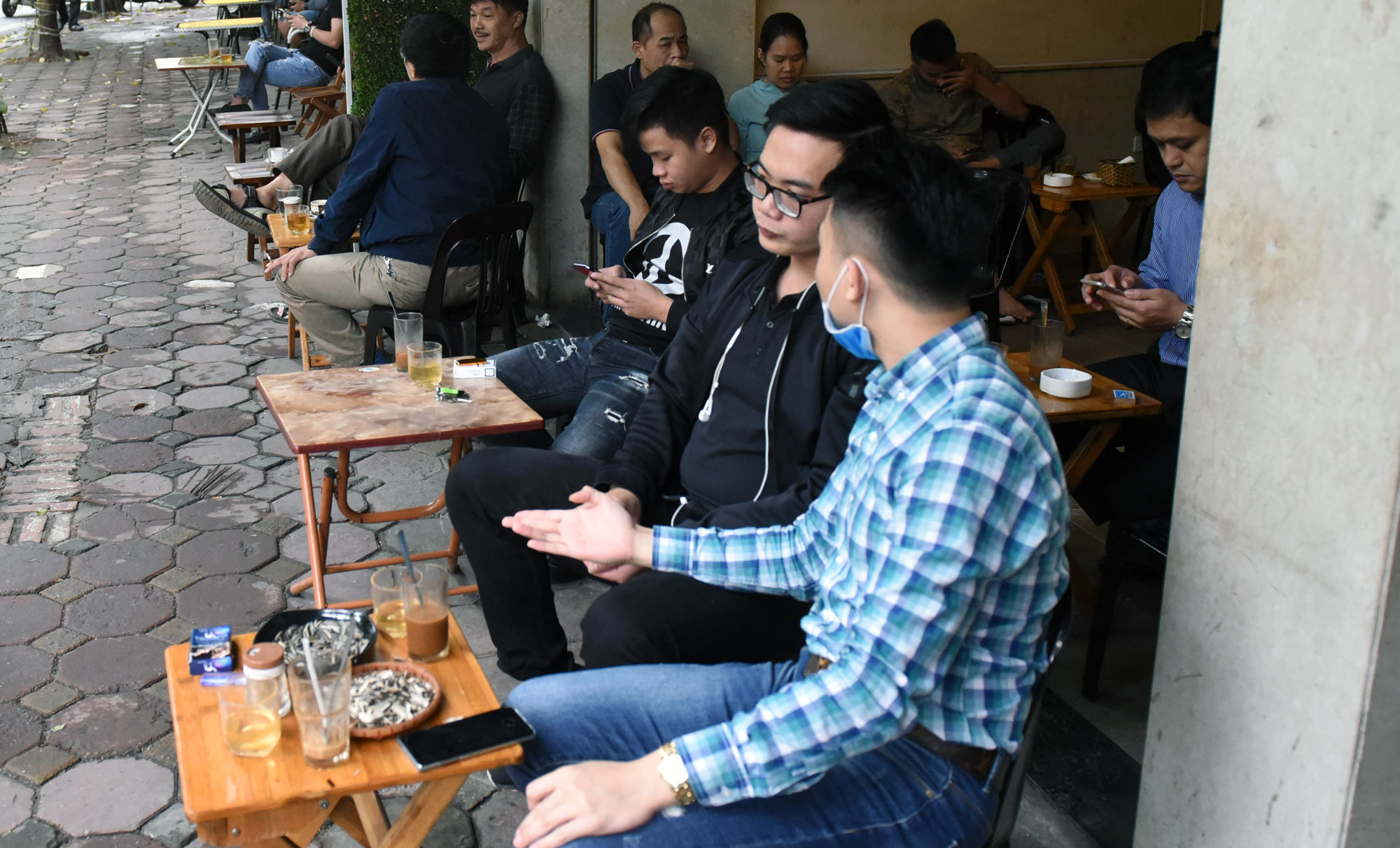 Nhịp sống Hà Nội dần trở lại bình thường sau khi hết cách li xã hội - Ảnh 7. Nhịp sống Hà Nội dần trở lại bình thường sau khi hết cách li xã hội - Ảnh 7.