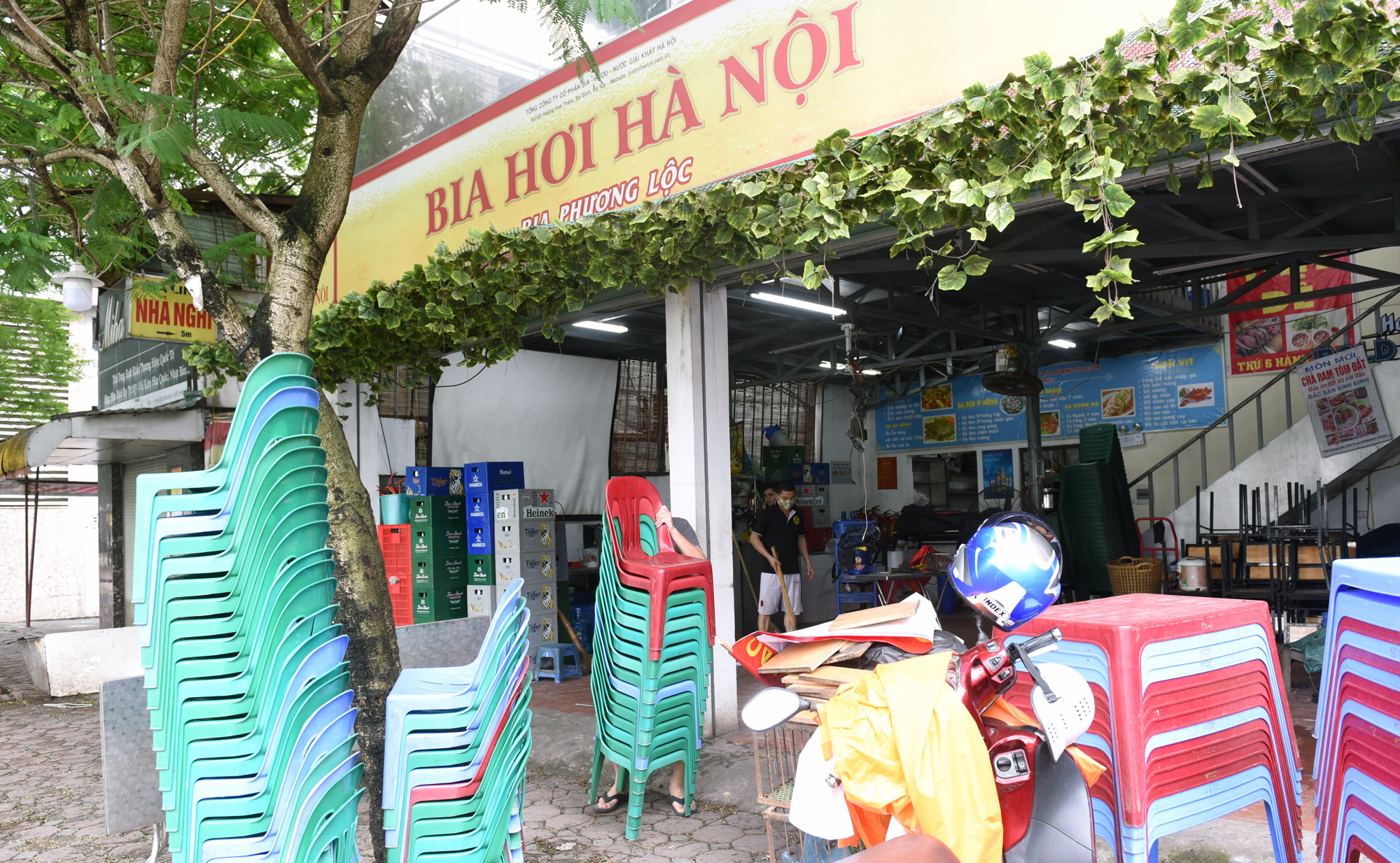 Nhịp sống Hà Nội dần trở lại bình thường sau khi hết cách li xã hội - Ảnh 8. Nhịp sống Hà Nội dần trở lại bình thường sau khi hết cách li xã hội - Ảnh 8.