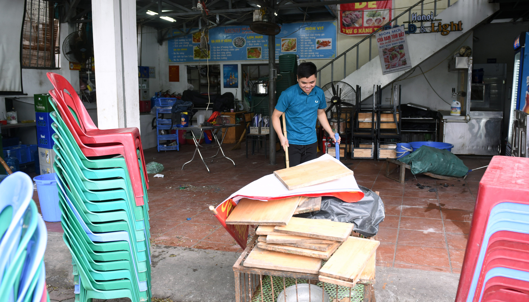 Nhịp sống Hà Nội dần trở lại bình thường sau khi hết cách li xã hội - Ảnh 9. Nhịp sống Hà Nội dần trở lại bình thường sau khi hết cách li xã hội - Ảnh 9.