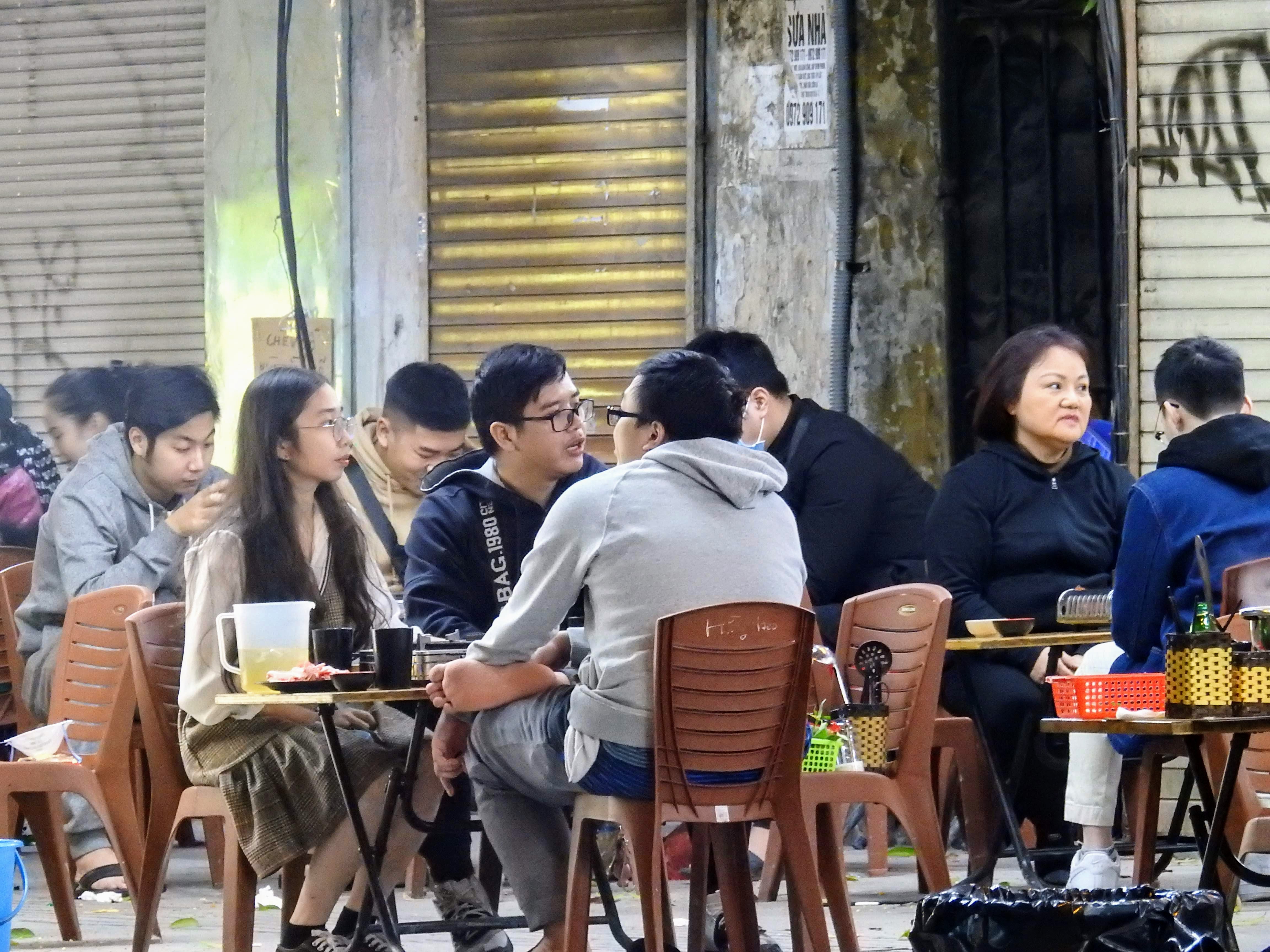 Sốc cảnh tượng quán nhậu đông nghịt người ngay trong tối đầu tiên nới lỏng giãn cách xã hội tại Hà Nội - Ảnh 3. Sốc cảnh tượng quán nhậu đông nghịt người ngay trong tối đầu tiên nới lỏng giãn cách xã hội tại Hà Nội - Ảnh 3.