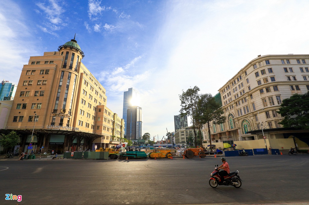 Rào chắn ga Nhà hát TP HCM trước ngày tháo dỡ - Ảnh 8. Rào chắn ga Nhà hát TP HCM trước ngày tháo dỡ - Ảnh 8.
