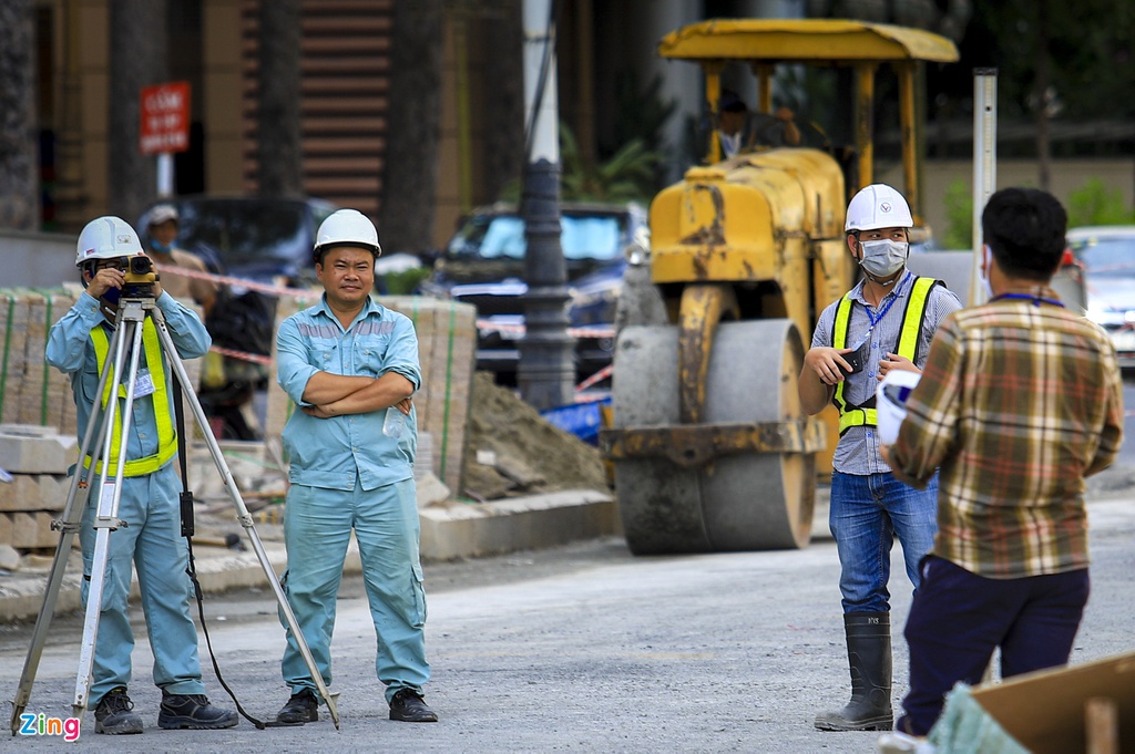 Rào chắn ga Nhà hát TP HCM trước ngày tháo dỡ - Ảnh 4. Rào chắn ga Nhà hát TP HCM trước ngày tháo dỡ - Ảnh 4.