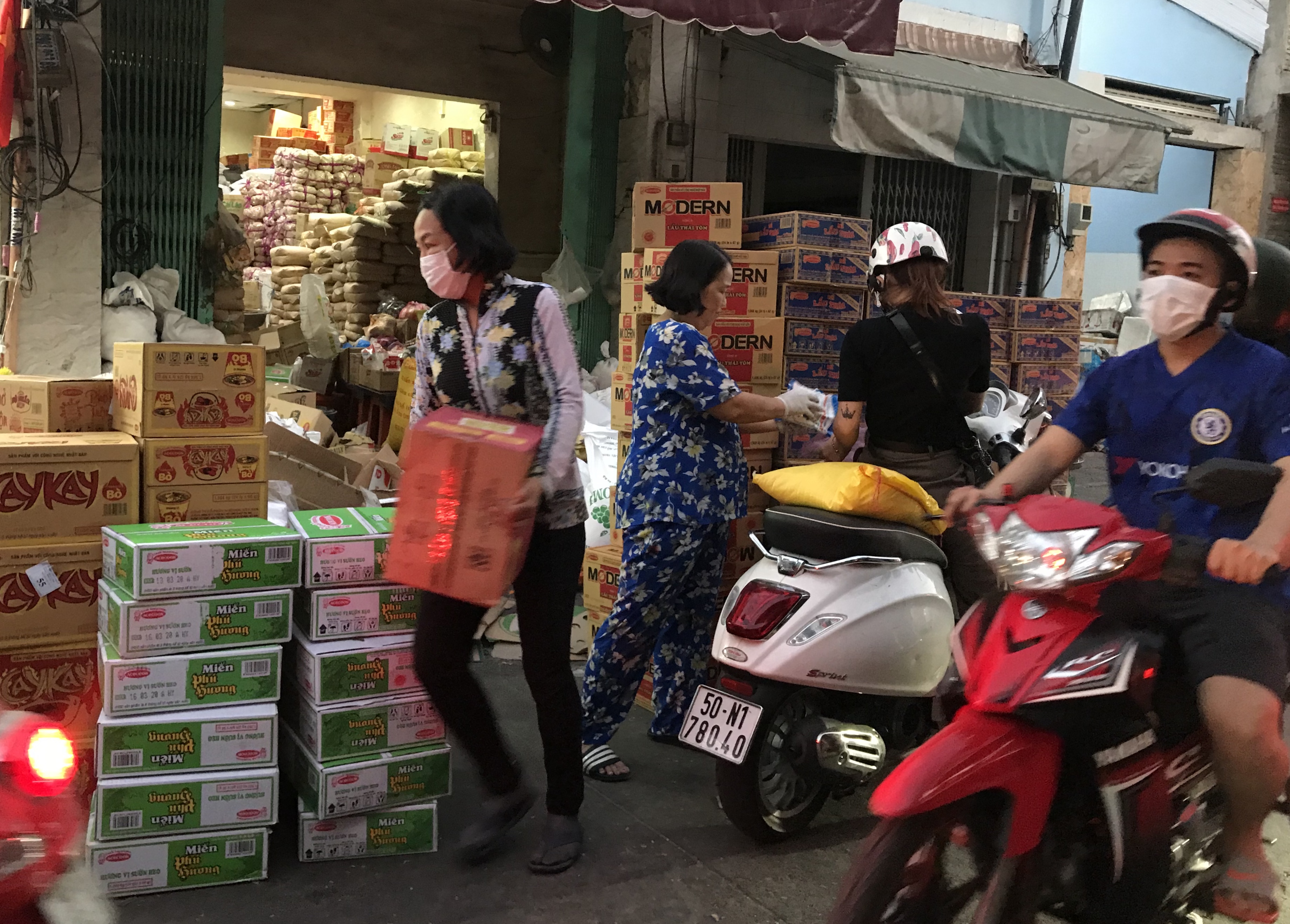 TP HCM yêu cầu chợ không có bồn rửa tay, nước sát khuẩn sẽ bị dừng hoạt động - Ảnh 2. TP HCM yêu cầu chợ không có bồn rửa tay, nước sát khuẩn sẽ bị dừng hoạt động - Ảnh 2.