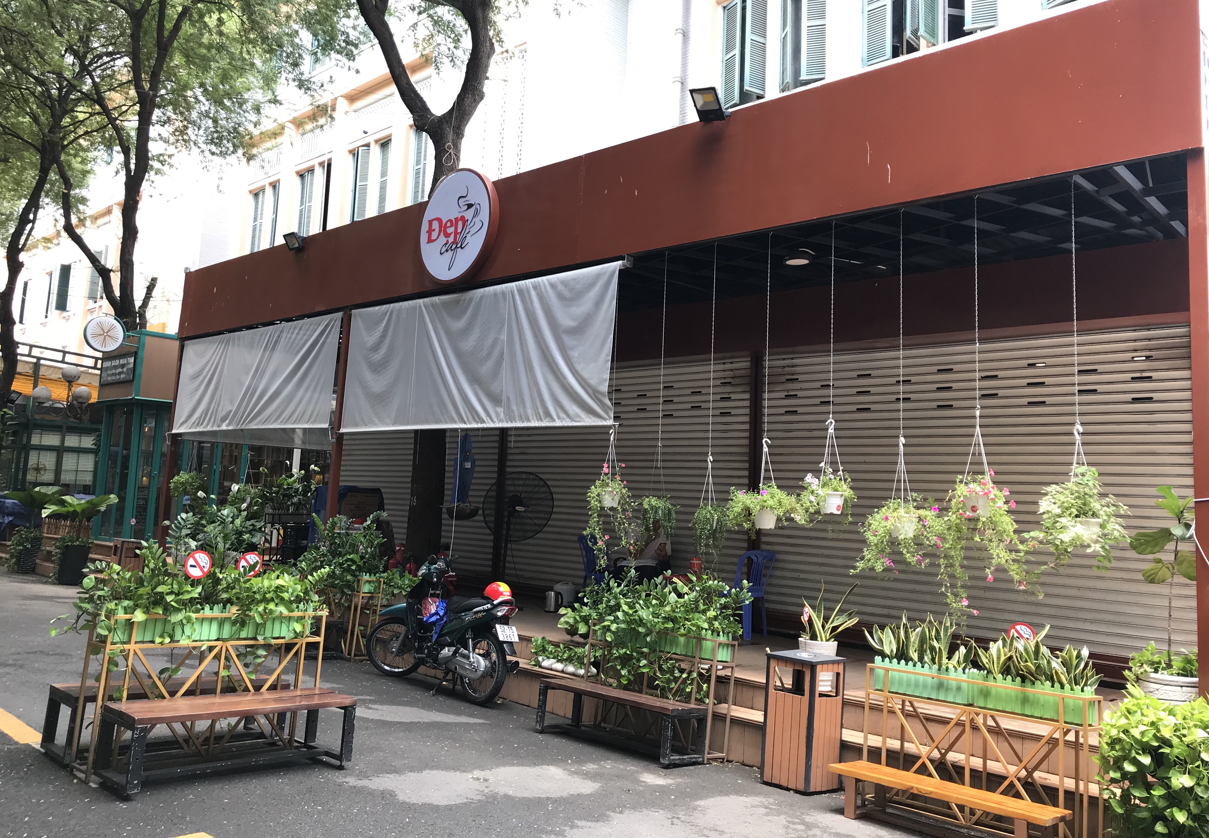 Hết cách li xã hội, Đường sách TP HCM được hoạt động lại - Ảnh 2. Hết cách li xã hội, Đường sách TP HCM được hoạt động lại - Ảnh 2.