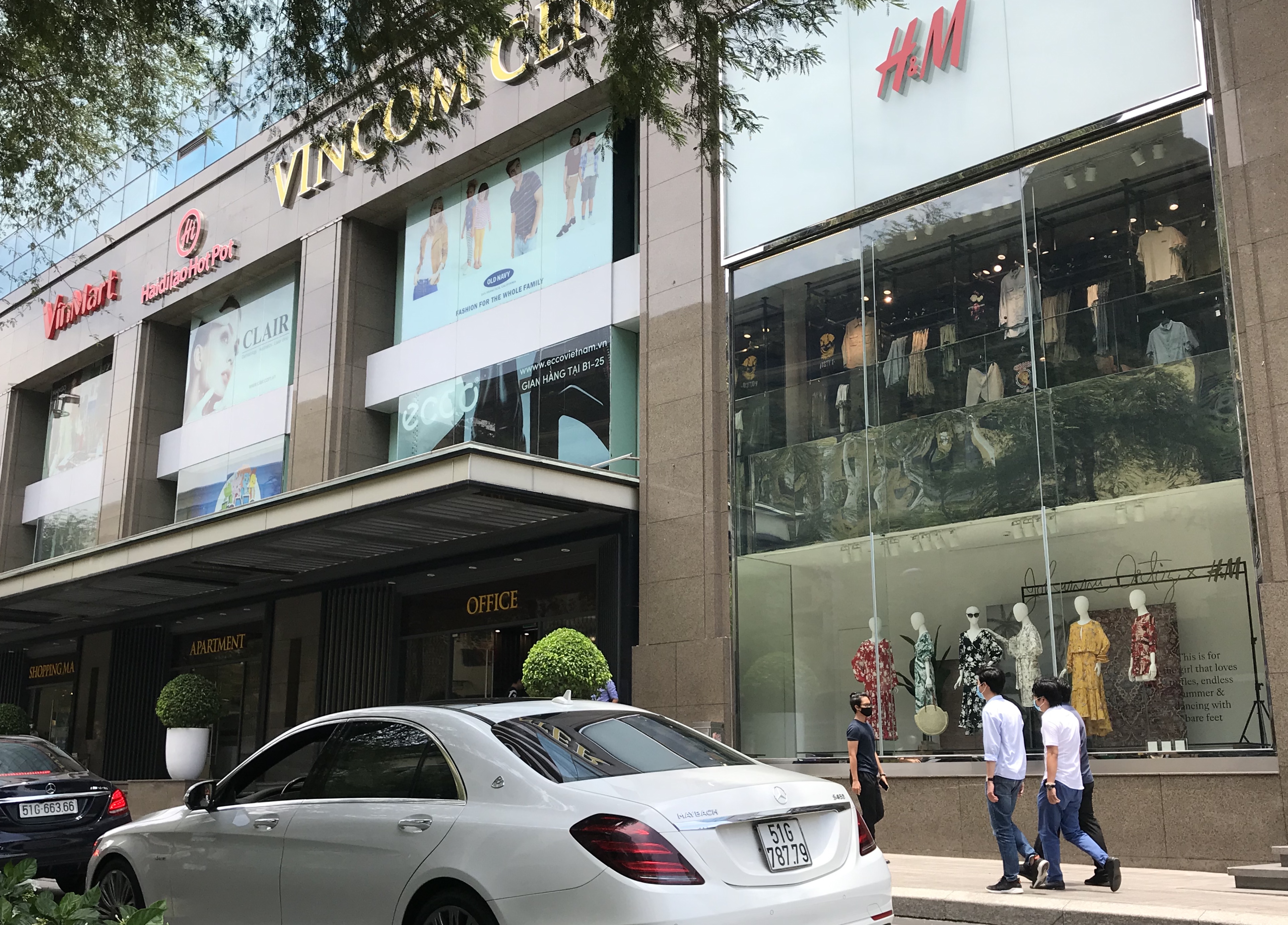 Trung tâm thương mại Sài Gòn đồng loạt mở cửa sau cách li xã hội, khách đến tham quan, mua sắm, ăn uống trở lại - Ảnh 1. Trung tâm thương mại Sài Gòn đồng loạt mở cửa sau cách li xã hội, khách đến tham quan, mua sắm, ăn uống trở lại - Ảnh 1.
