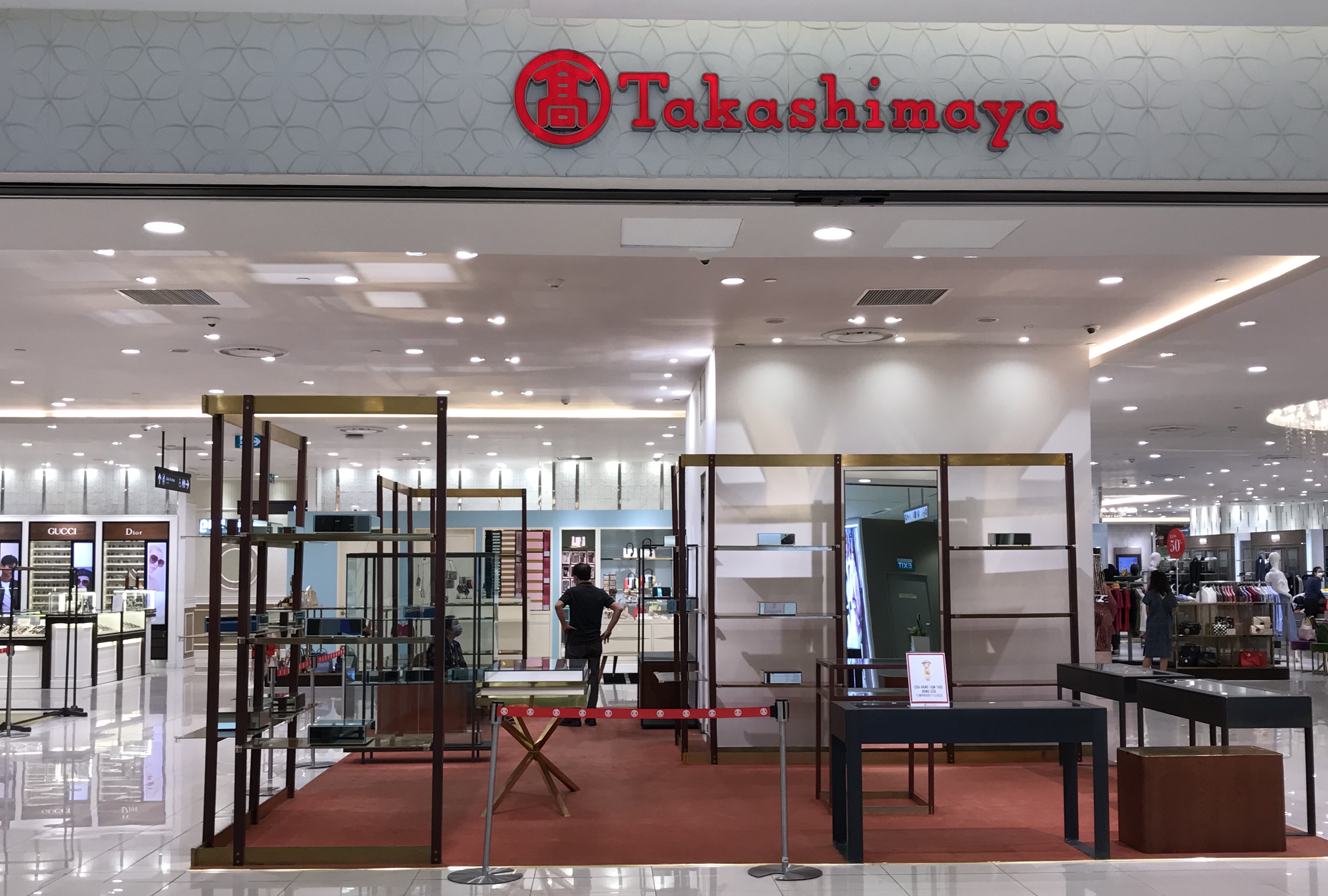 Trung tâm thương mại Sài Gòn đồng loạt mở cửa sau cách li xã hội, khách đến tham quan, mua sắm, ăn uống trở lại - Ảnh 8. Trung tâm thương mại Sài Gòn đồng loạt mở cửa sau cách li xã hội, khách đến tham quan, mua sắm, ăn uống trở lại - Ảnh 8.