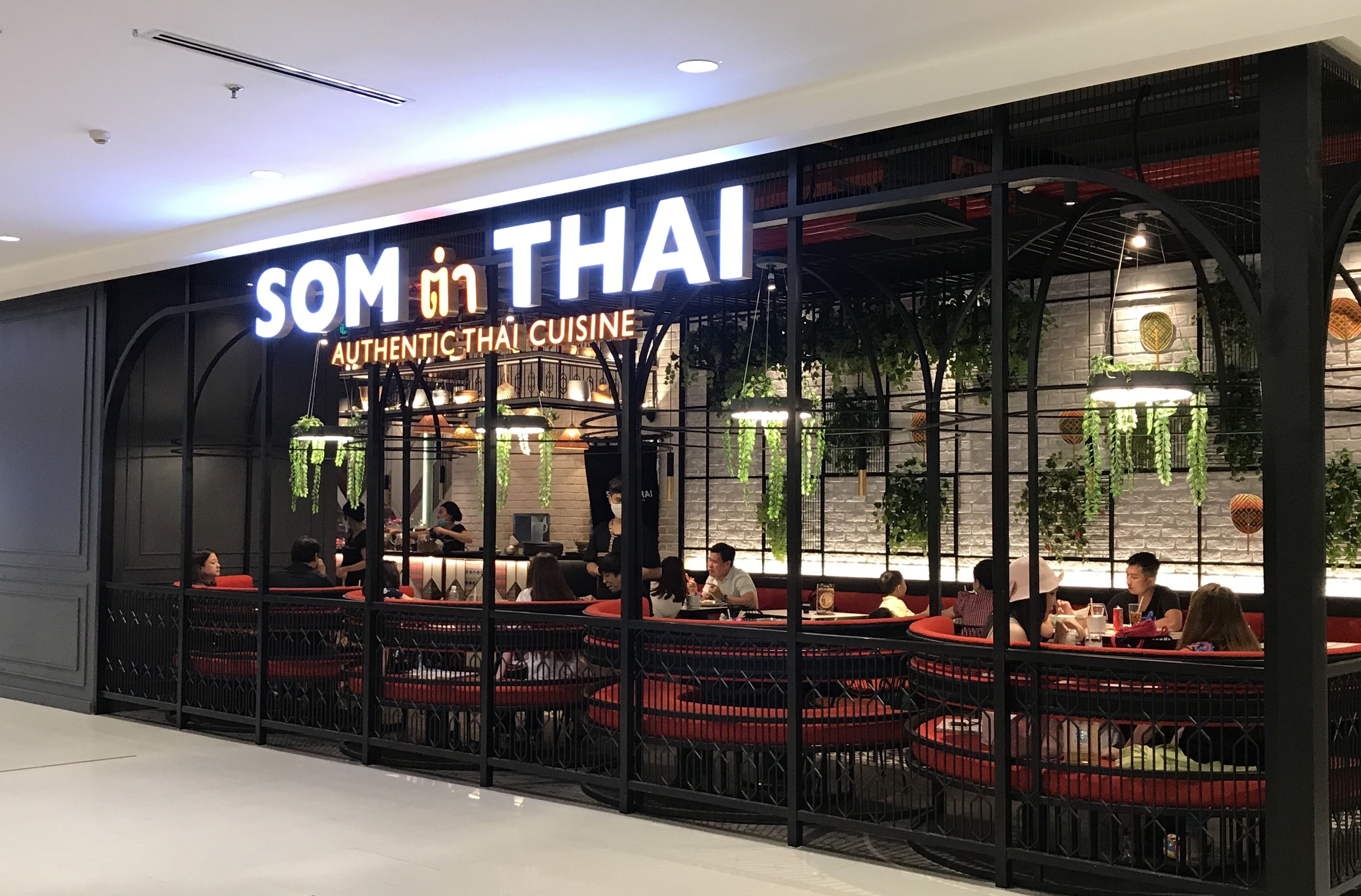 Trung tâm thương mại Sài Gòn đồng loạt mở cửa sau cách li xã hội, khách đến tham quan, mua sắm, ăn uống trở lại - Ảnh 13. Trung tâm thương mại Sài Gòn đồng loạt mở cửa sau cách li xã hội, khách đến tham quan, mua sắm, ăn uống trở lại - Ảnh 13.