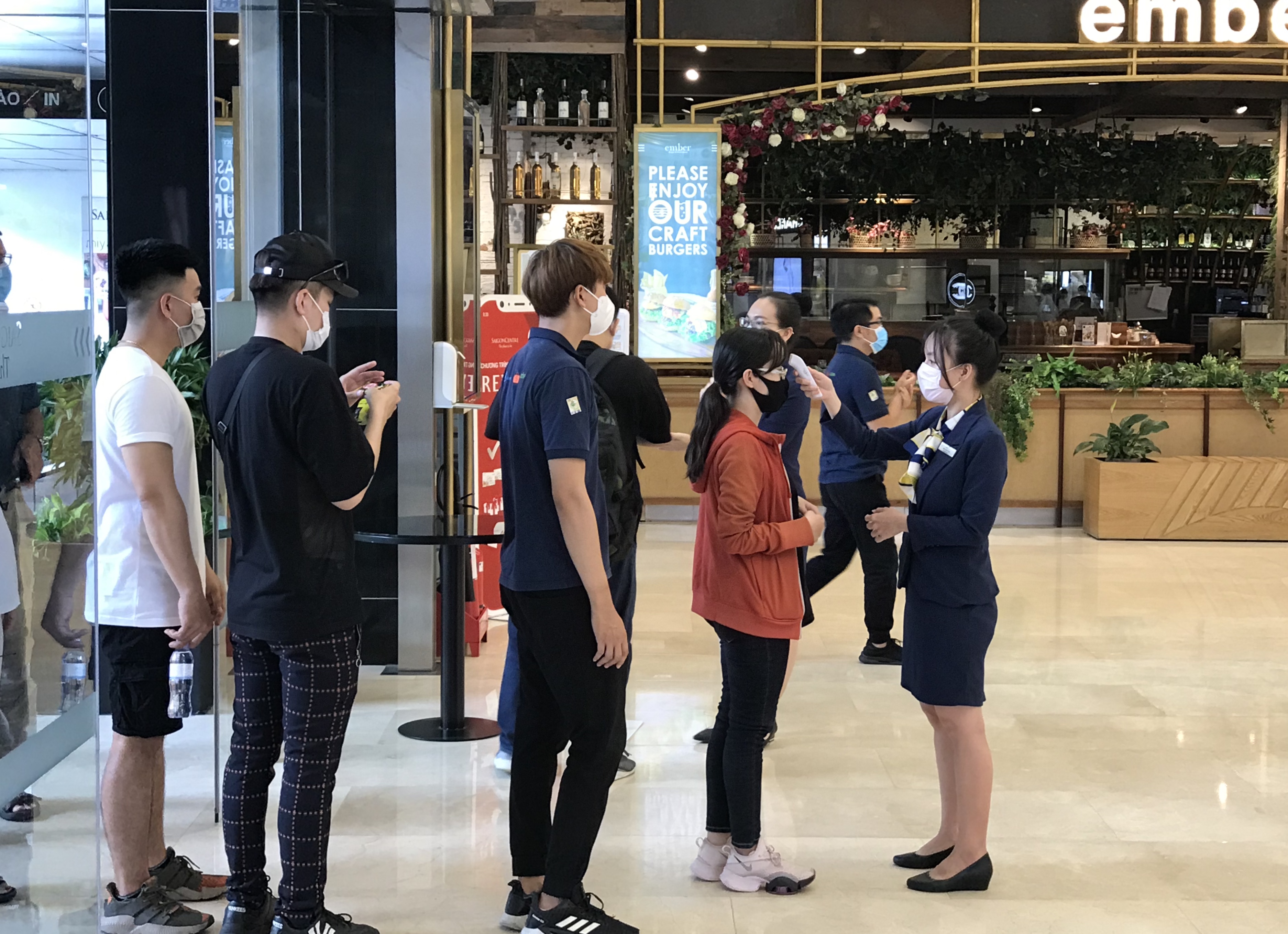 Trung tâm thương mại Sài Gòn đồng loạt mở cửa sau cách li xã hội, khách đến tham quan, mua sắm, ăn uống trở lại - Ảnh 15. Trung tâm thương mại Sài Gòn đồng loạt mở cửa sau cách li xã hội, khách đến tham quan, mua sắm, ăn uống trở lại - Ảnh 15.