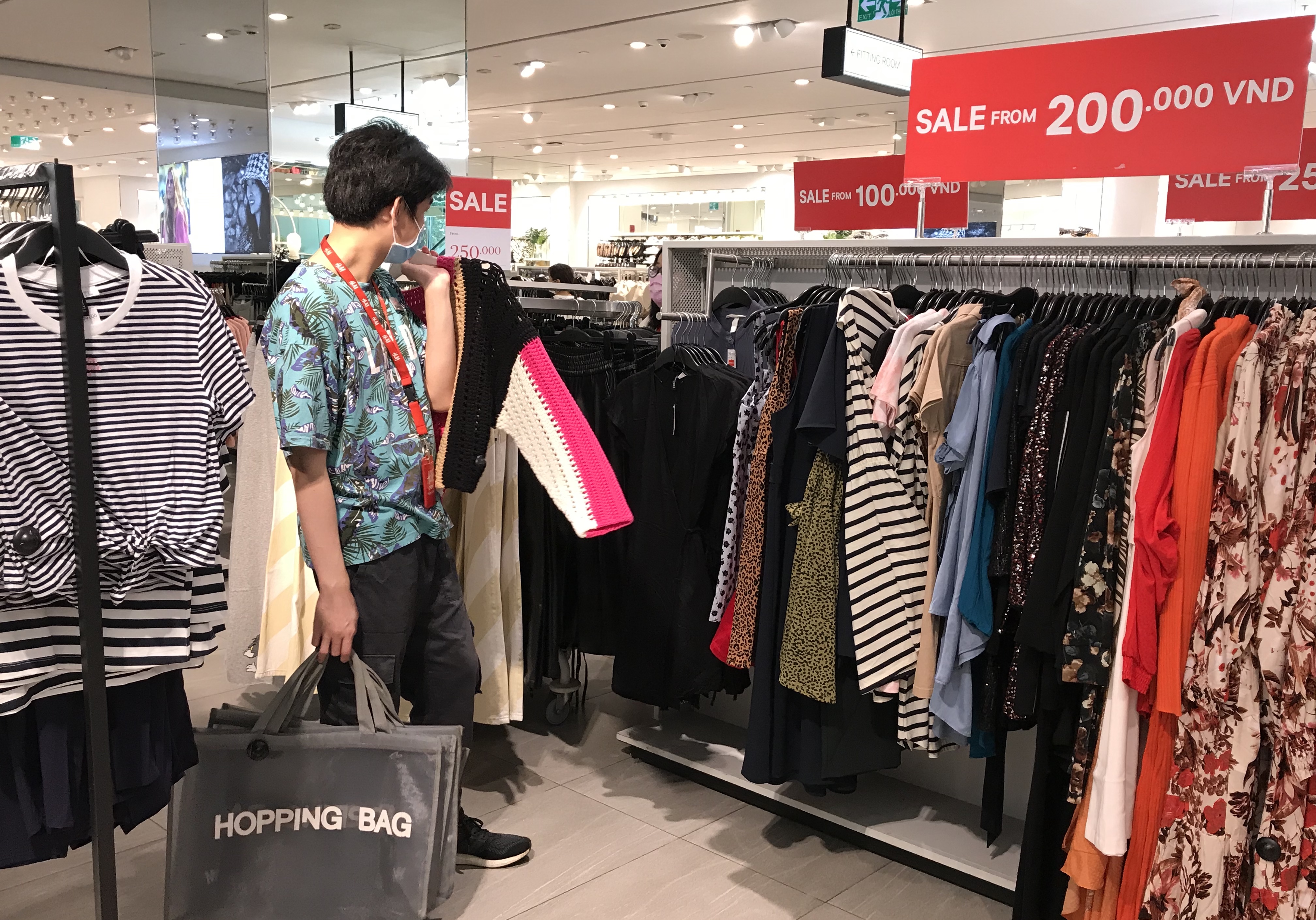 Trung tâm thương mại Sài Gòn đồng loạt mở cửa sau cách li xã hội, khách đến tham quan, mua sắm, ăn uống trở lại - Ảnh 5. Trung tâm thương mại Sài Gòn đồng loạt mở cửa sau cách li xã hội, khách đến tham quan, mua sắm, ăn uống trở lại - Ảnh 5.
