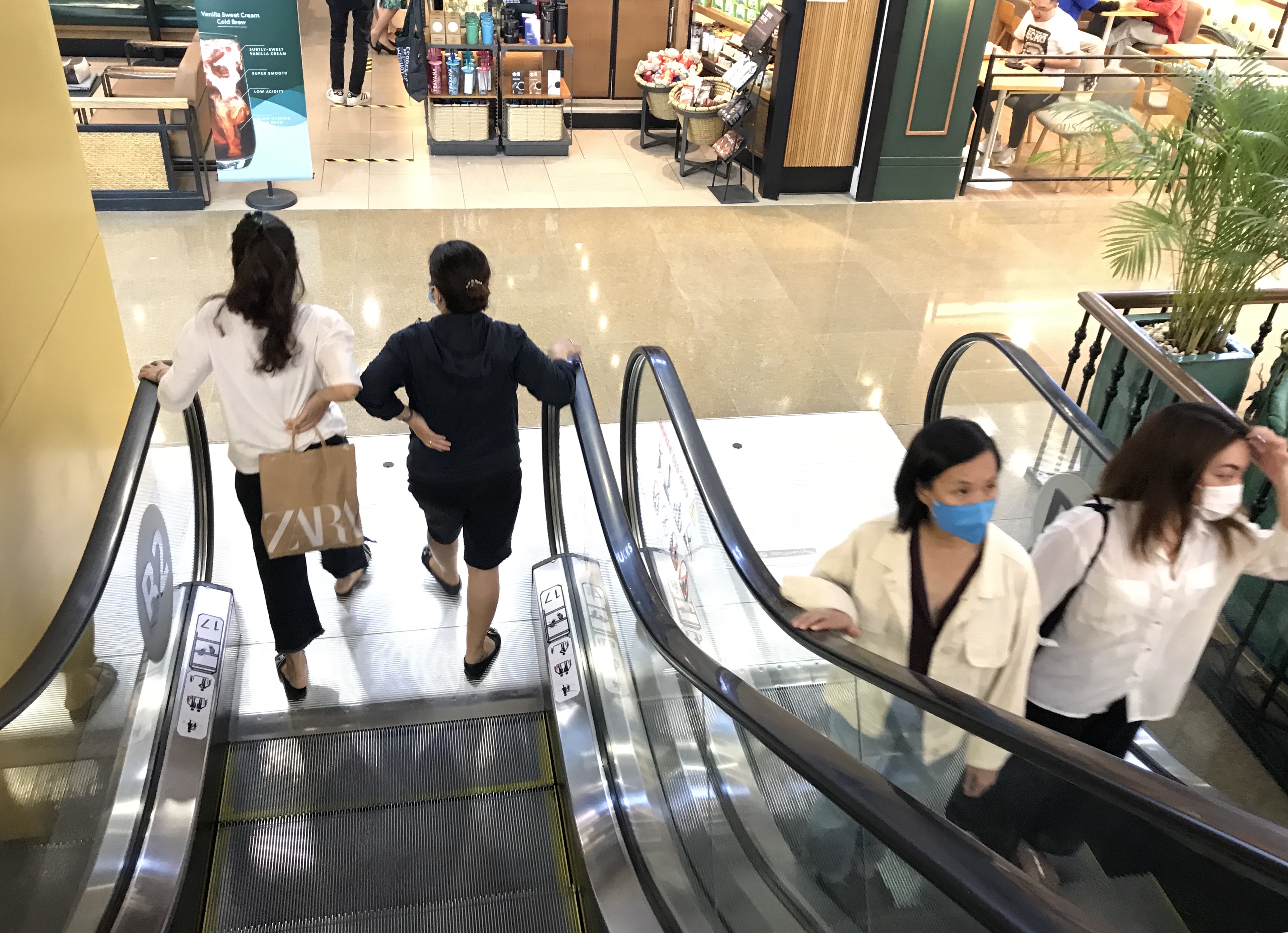 Trung tâm thương mại Sài Gòn đồng loạt mở cửa sau cách li xã hội, khách đến tham quan, mua sắm, ăn uống trở lại - Ảnh 6. Trung tâm thương mại Sài Gòn đồng loạt mở cửa sau cách li xã hội, khách đến tham quan, mua sắm, ăn uống trở lại - Ảnh 6.