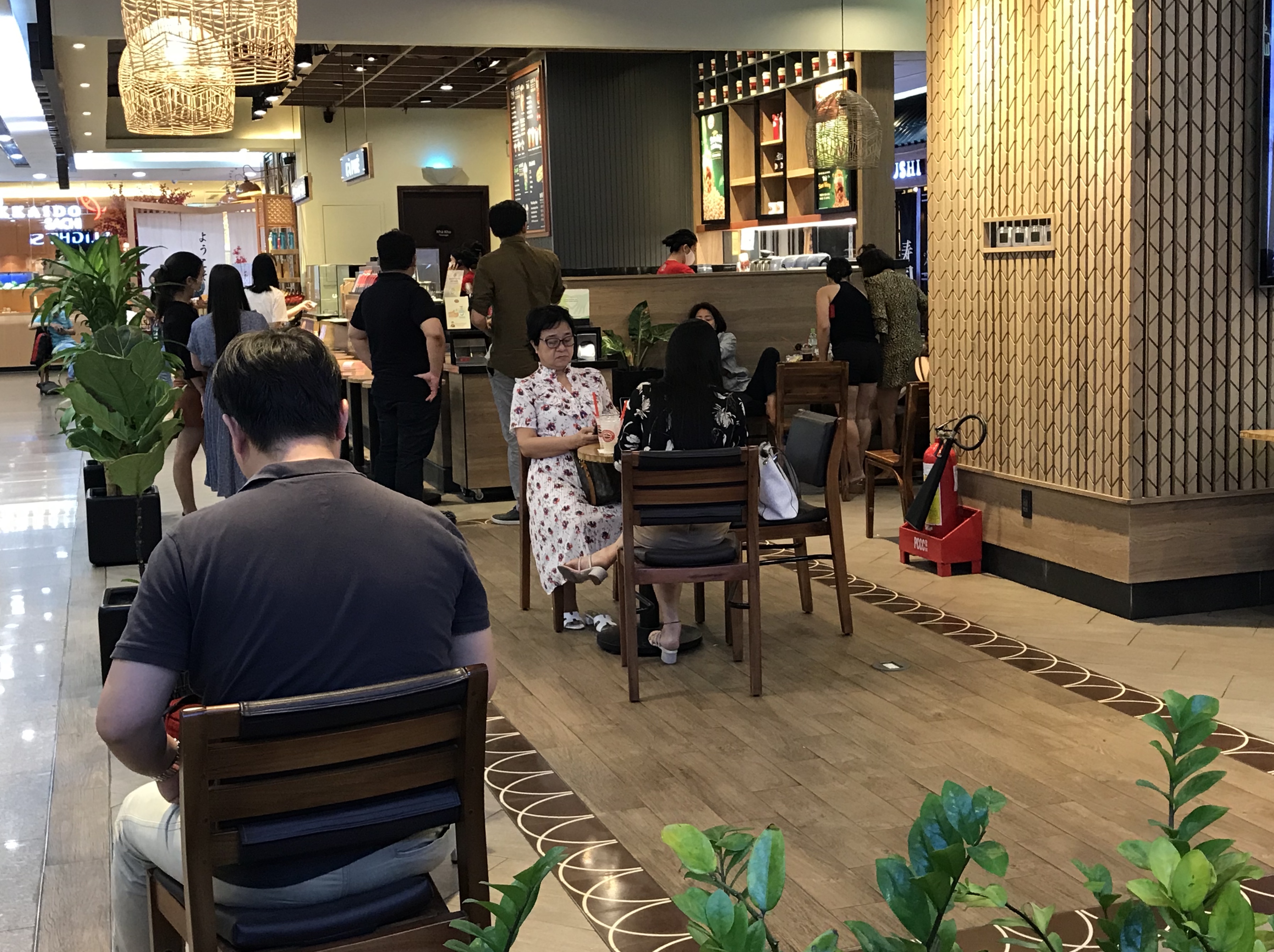 Trung tâm thương mại Sài Gòn đồng loạt mở cửa sau cách li xã hội, khách đến tham quan, mua sắm, ăn uống trở lại - Ảnh 7. Trung tâm thương mại Sài Gòn đồng loạt mở cửa sau cách li xã hội, khách đến tham quan, mua sắm, ăn uống trở lại - Ảnh 7.