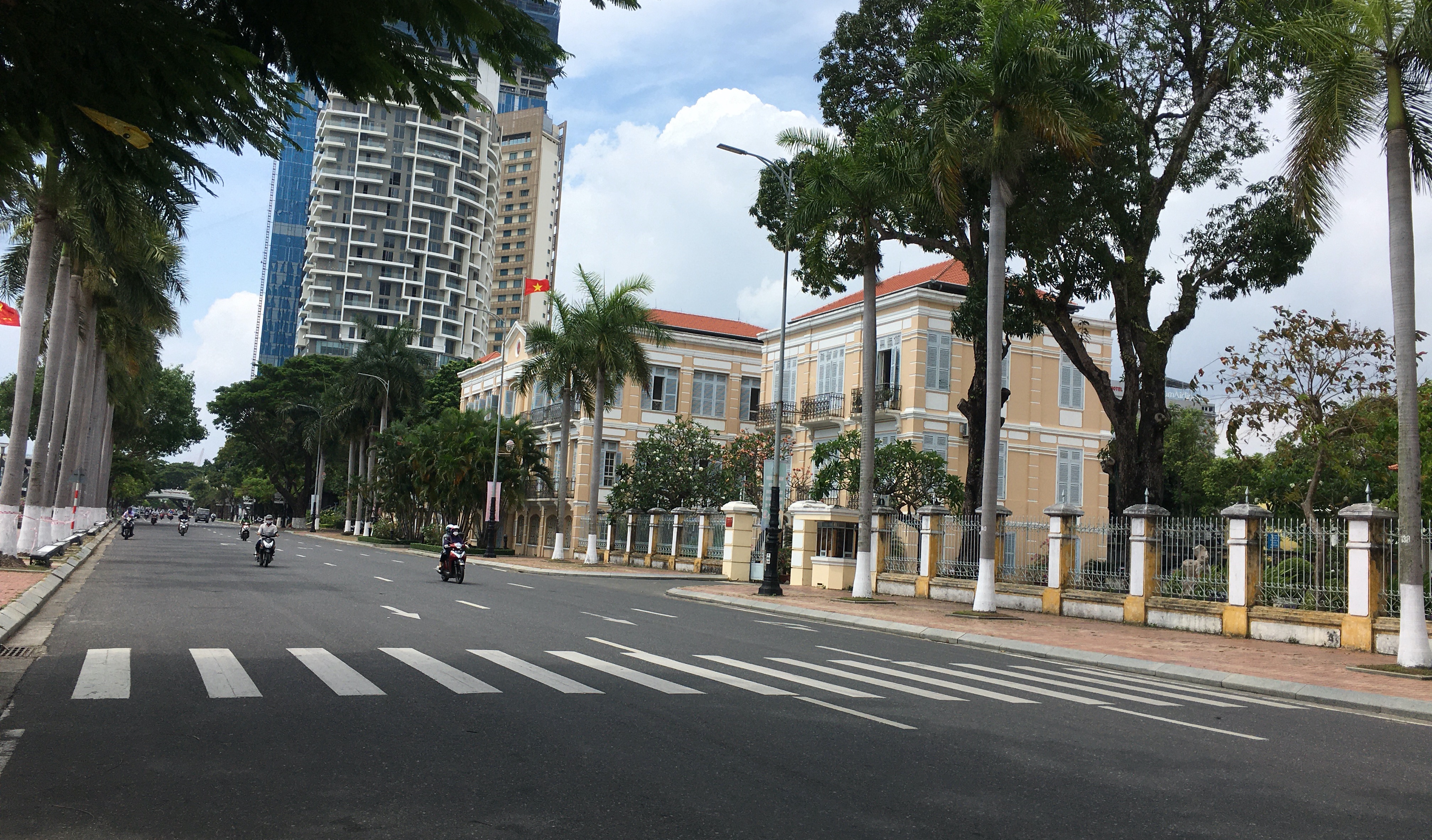 Đà Nẵng hết cách li: Xe buýt Đà Nẵng 'nằm dài' đợi chạy lại, nhiều hàng quán vẫn chưa mở dù được cho phép hoạt động - Ảnh 3. Đà Nẵng hết cách li: Xe buýt Đà Nẵng 'nằm dài' đợi chạy lại, nhiều hàng quán vẫn chưa mở dù được cho phép hoạt động - Ảnh 3.