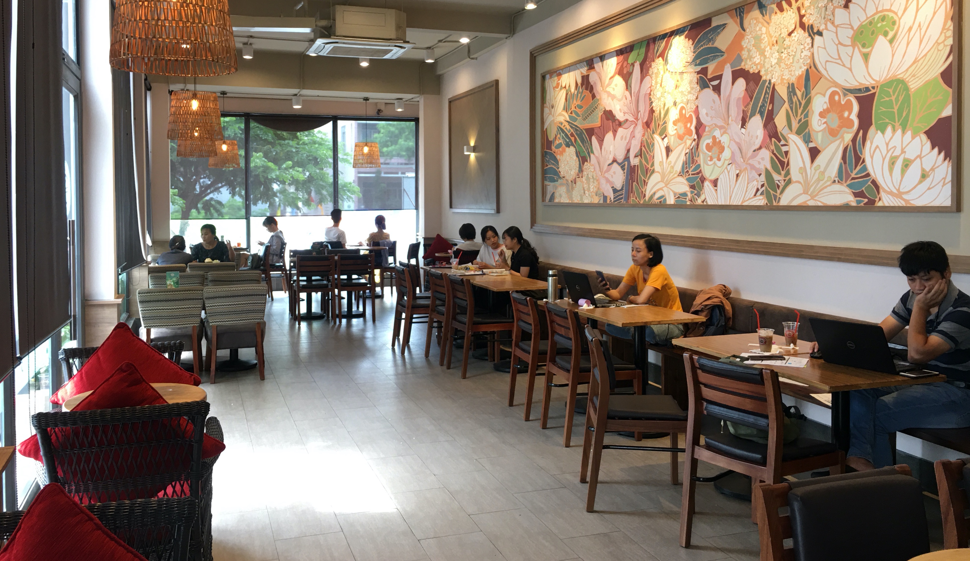 Đà Nẵng hết cách li: Xe buýt Đà Nẵng 'nằm dài' đợi chạy lại, nhiều hàng quán vẫn chưa mở dù được cho phép hoạt động - Ảnh 13. Đà Nẵng hết cách li: Xe buýt Đà Nẵng 'nằm dài' đợi chạy lại, nhiều hàng quán vẫn chưa mở dù được cho phép hoạt động - Ảnh 13.