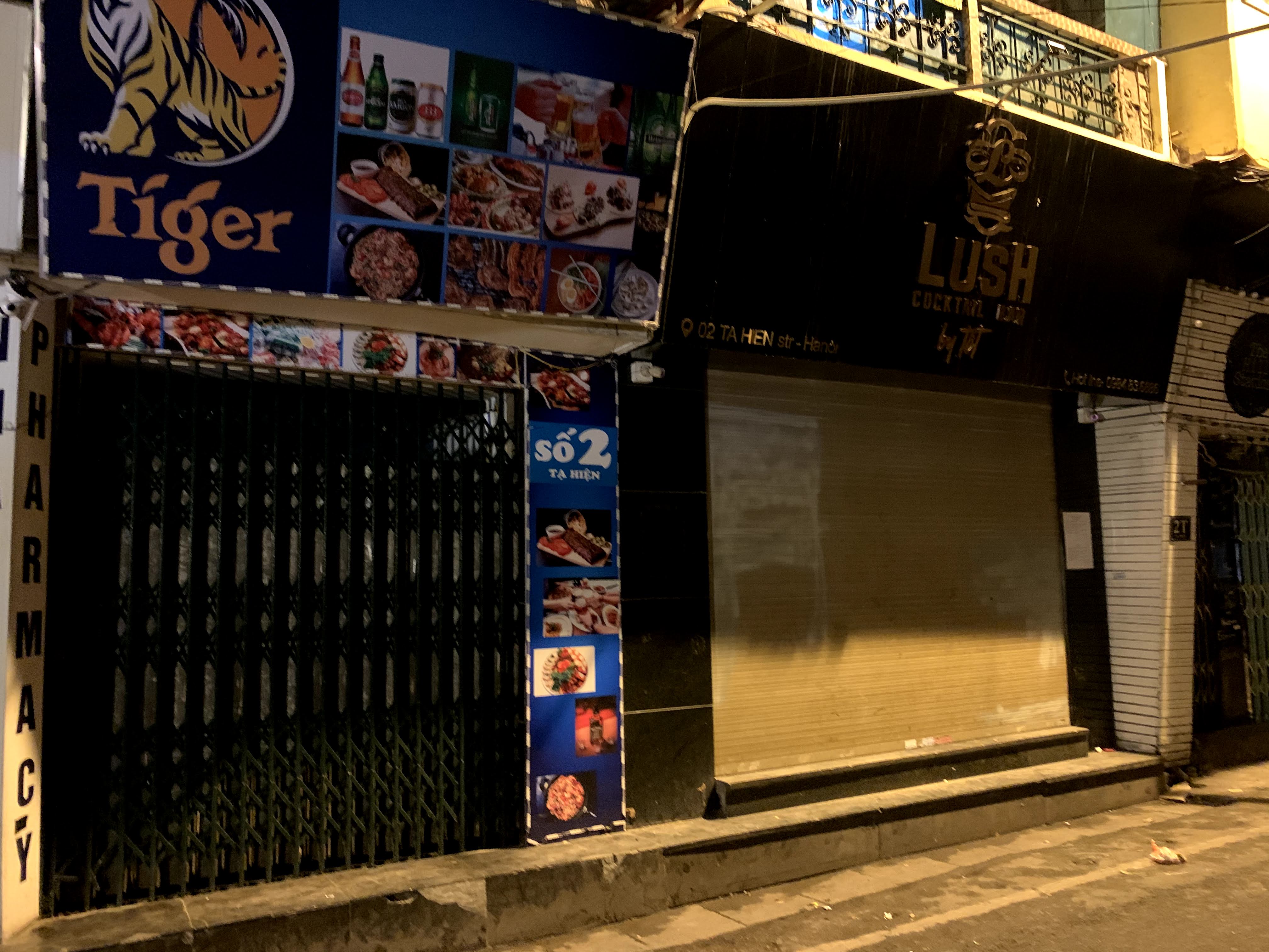 Khu phố đêm Tạ Hiện vắng lặng trong ngày đầu nới lỏng, một số cơ sở mở cửa, tụ tập bị cơ quan chức năng xử lí - Ảnh 15. Khu phố đêm Tạ Hiện vắng lặng trong ngày đầu nới lỏng, một số cơ sở mở cửa, tụ tập bị cơ quan chức năng xử lí - Ảnh 15.