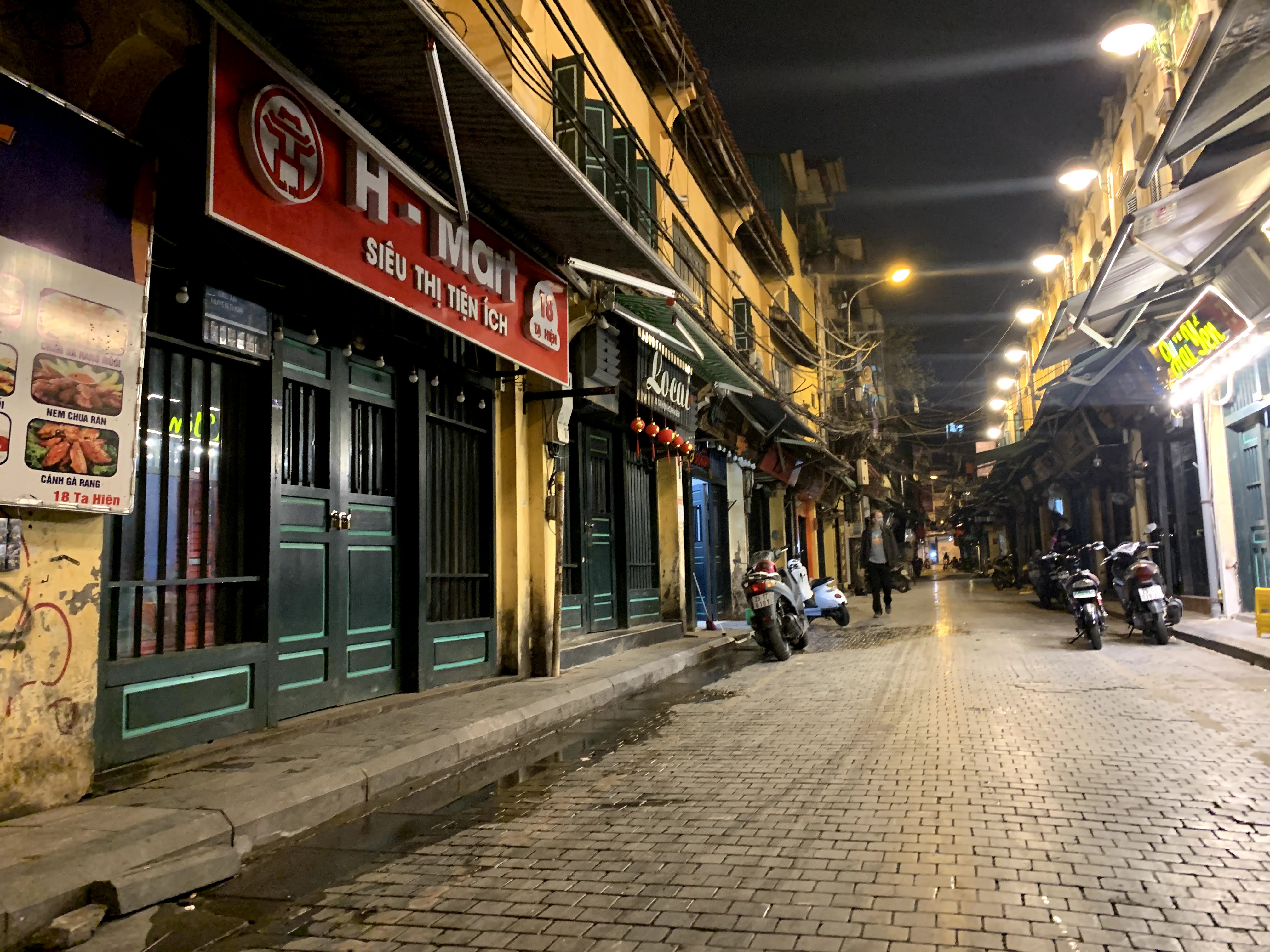 Khu phố đêm Tạ Hiện vắng lặng trong ngày đầu nới lỏng, một số cơ sở mở cửa, tụ tập bị cơ quan chức năng xử lí - Ảnh 6. Khu phố đêm Tạ Hiện vắng lặng trong ngày đầu nới lỏng, một số cơ sở mở cửa, tụ tập bị cơ quan chức năng xử lí - Ảnh 6.