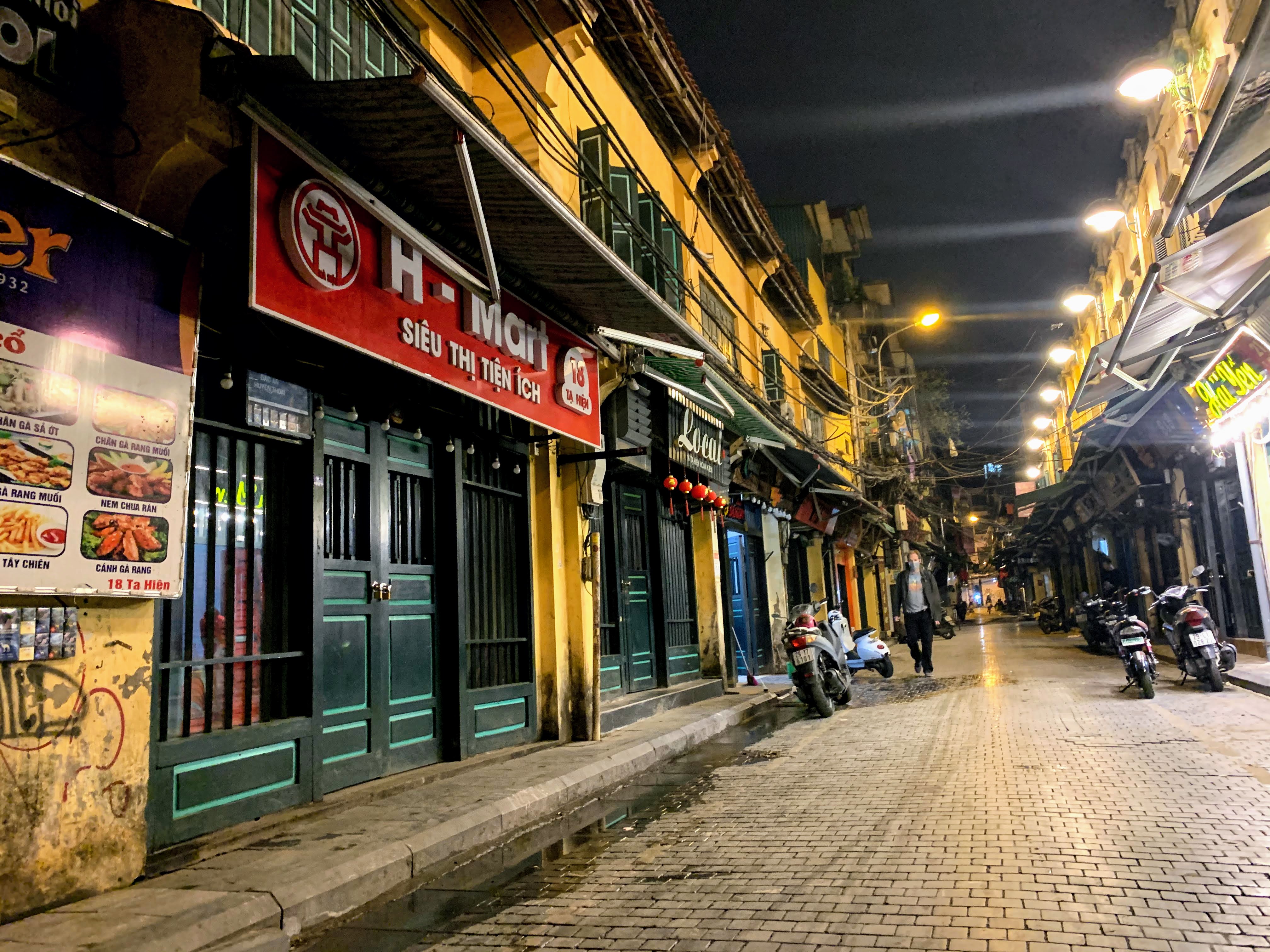 Sốc cảnh tượng quán nhậu đông nghịt người ngay trong tối đầu tiên nới lỏng giãn cách xã hội tại Hà Nội - Ảnh 8. Sốc cảnh tượng quán nhậu đông nghịt người ngay trong tối đầu tiên nới lỏng giãn cách xã hội tại Hà Nội - Ảnh 8.