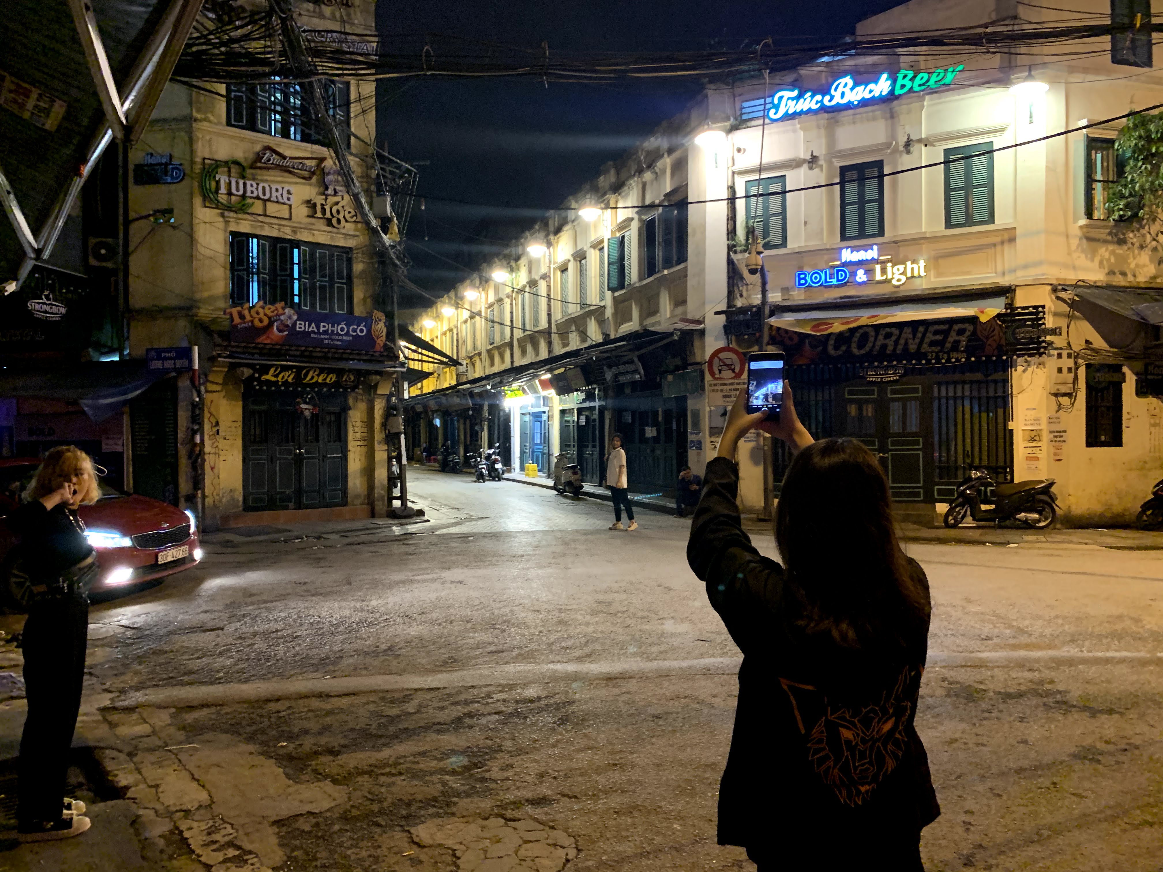 Khu phố đêm Tạ Hiện vắng lặng trong ngày đầu nới lỏng, một số cơ sở mở cửa, tụ tập bị cơ quan chức năng xử lí - Ảnh 5. Khu phố đêm Tạ Hiện vắng lặng trong ngày đầu nới lỏng, một số cơ sở mở cửa, tụ tập bị cơ quan chức năng xử lí - Ảnh 5.