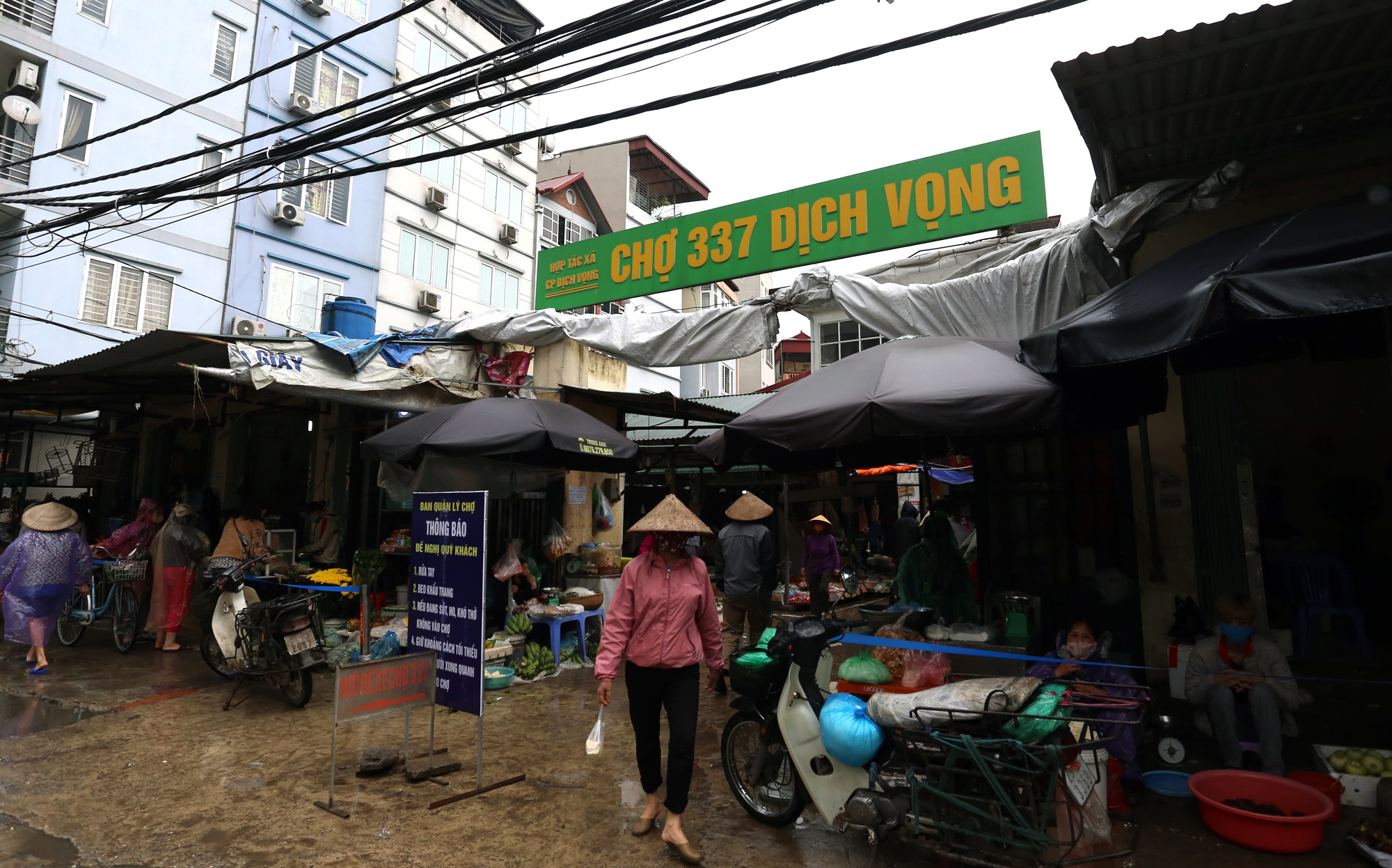 Hết cách li xã hội, chợ Dịch Vọng ở Hà Nội vẫn có 'chiêu độc' để người mua hàng đứng xa 2m - Ảnh 2. Hết cách li xã hội, chợ Dịch Vọng ở Hà Nội vẫn có 'chiêu độc' để người mua hàng đứng xa 2m - Ảnh 2.