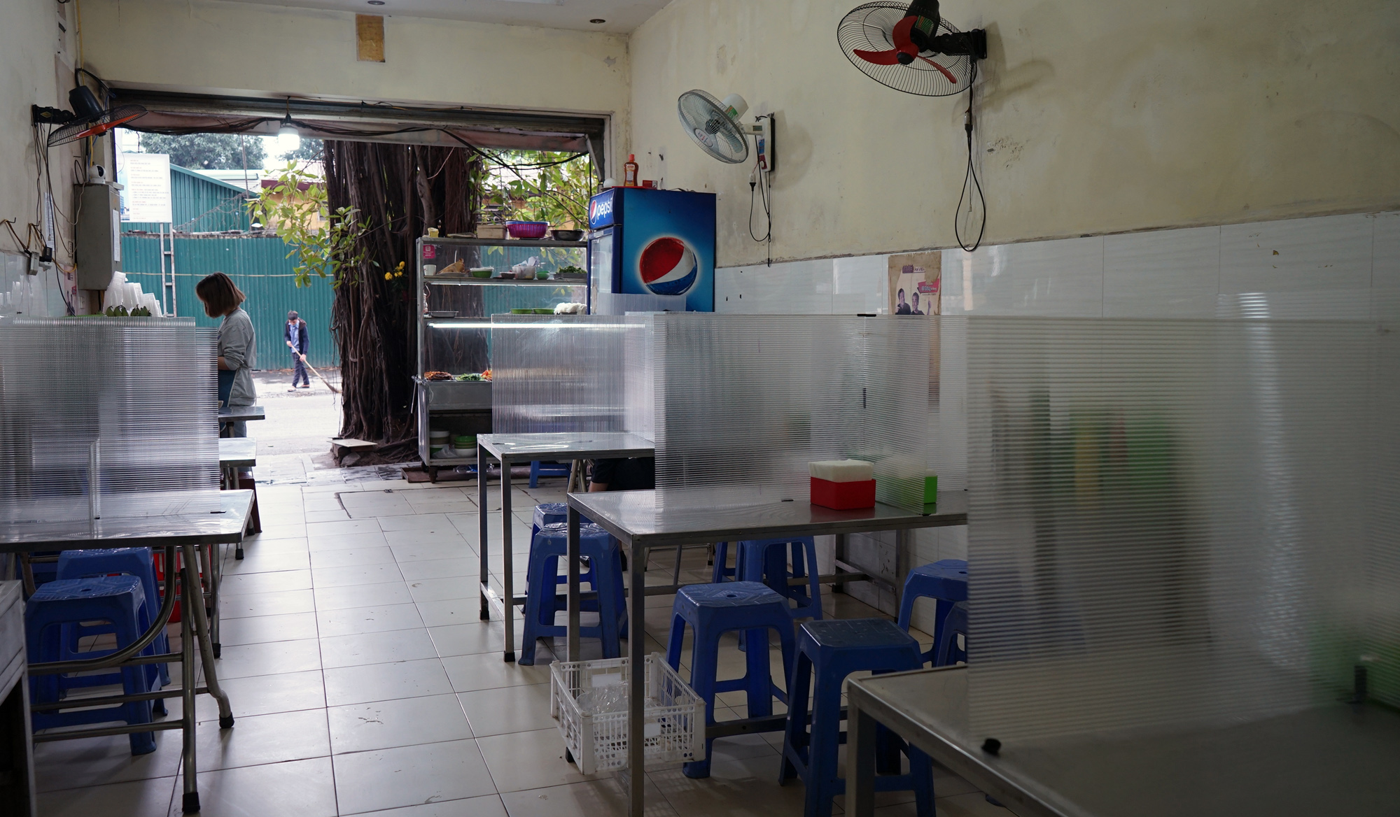 Phòng dịch Covid-19, quán cơm ở Hà Nội làm vách ngăn thực khách - Ảnh 1. Phòng dịch Covid-19, quán cơm ở Hà Nội làm vách ngăn thực khách - Ảnh 1.