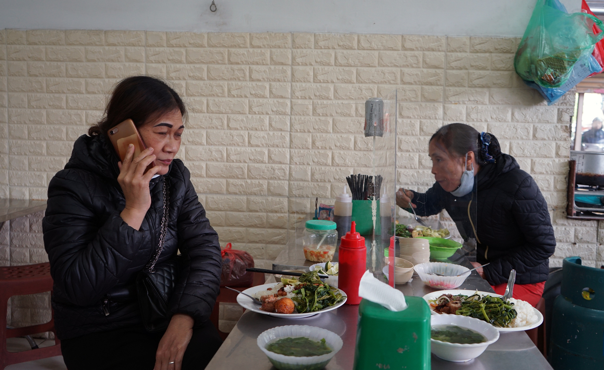 Phòng dịch Covid-19, quán cơm ở Hà Nội làm vách ngăn thực khách - Ảnh 8. Phòng dịch Covid-19, quán cơm ở Hà Nội làm vách ngăn thực khách - Ảnh 8.