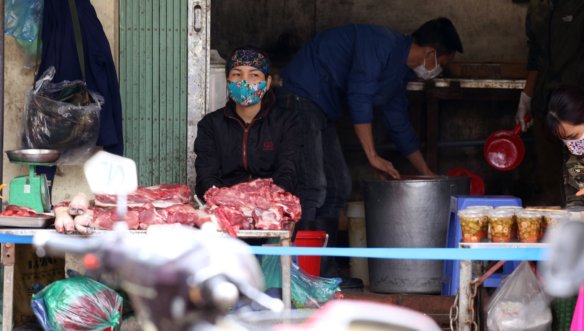 Hết cách li xã hội, chợ Dịch Vọng ở Hà Nội vẫn có 'chiêu độc' để người mua hàng đứng xa 2m - Ảnh 12. Hết cách li xã hội, chợ Dịch Vọng ở Hà Nội vẫn có 'chiêu độc' để người mua hàng đứng xa 2m - Ảnh 12.