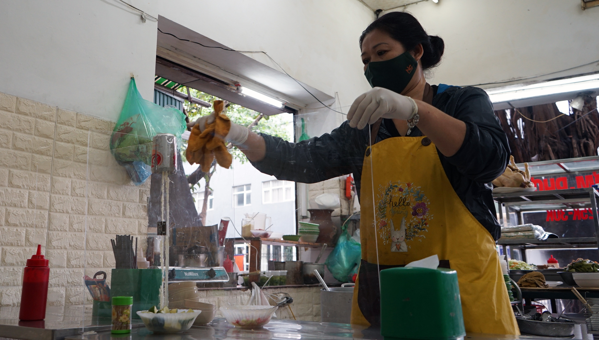 Phòng dịch Covid-19, quán cơm ở Hà Nội làm vách ngăn thực khách - Ảnh 11. Phòng dịch Covid-19, quán cơm ở Hà Nội làm vách ngăn thực khách - Ảnh 11.