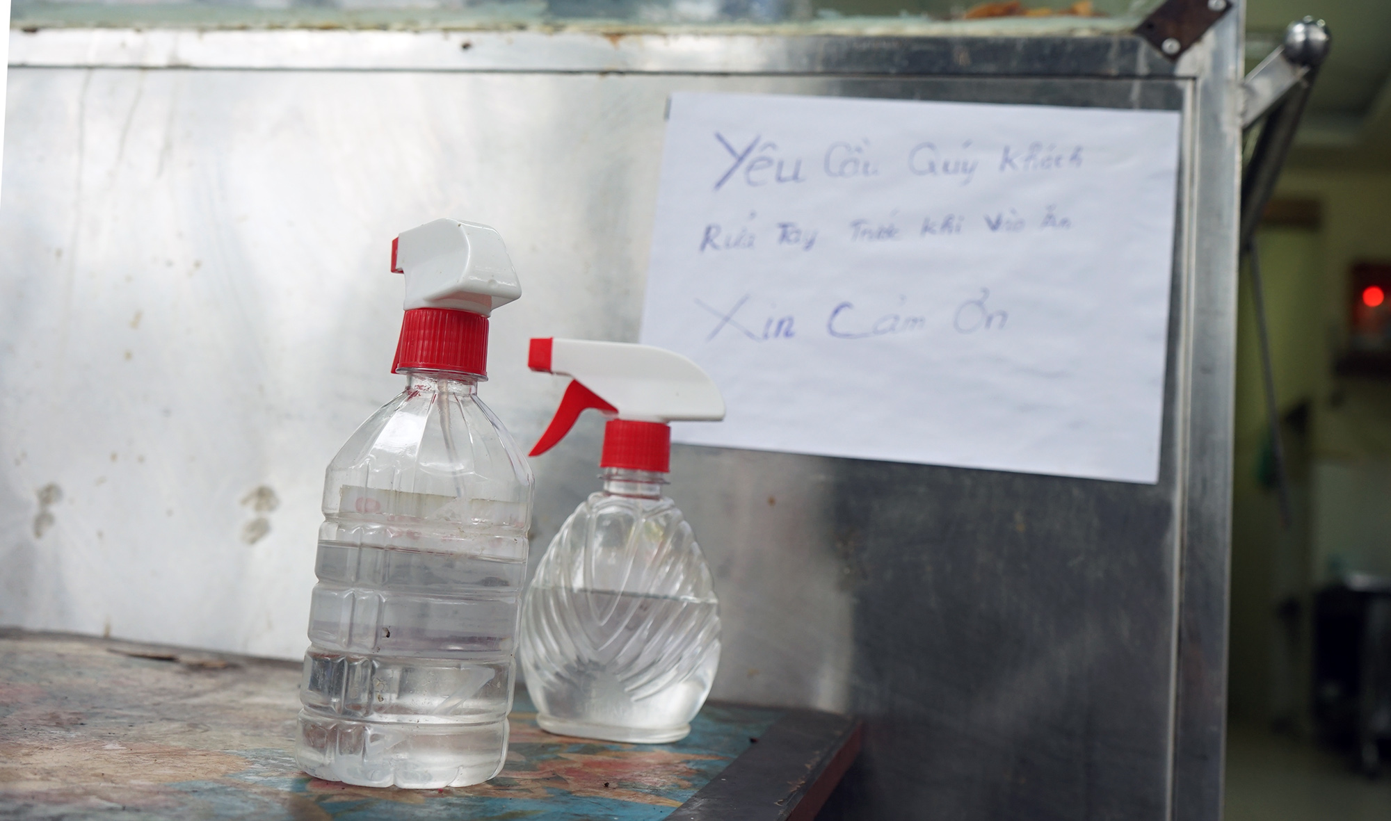 Phòng dịch Covid-19, quán cơm ở Hà Nội làm vách ngăn thực khách - Ảnh 12. Phòng dịch Covid-19, quán cơm ở Hà Nội làm vách ngăn thực khách - Ảnh 12.