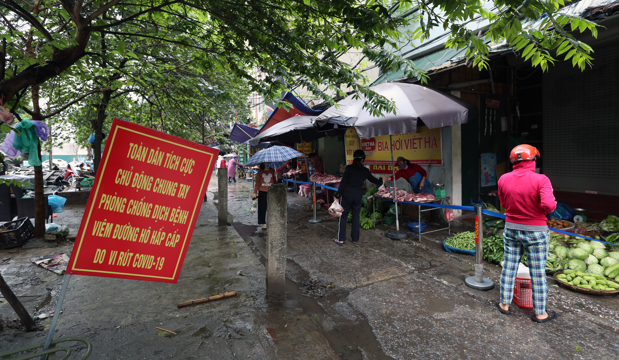 Hết cách li xã hội, chợ Dịch Vọng ở Hà Nội vẫn có 'chiêu độc' để người mua hàng đứng xa 2m - Ảnh 17. Hết cách li xã hội, chợ Dịch Vọng ở Hà Nội vẫn có 'chiêu độc' để người mua hàng đứng xa 2m - Ảnh 17.
