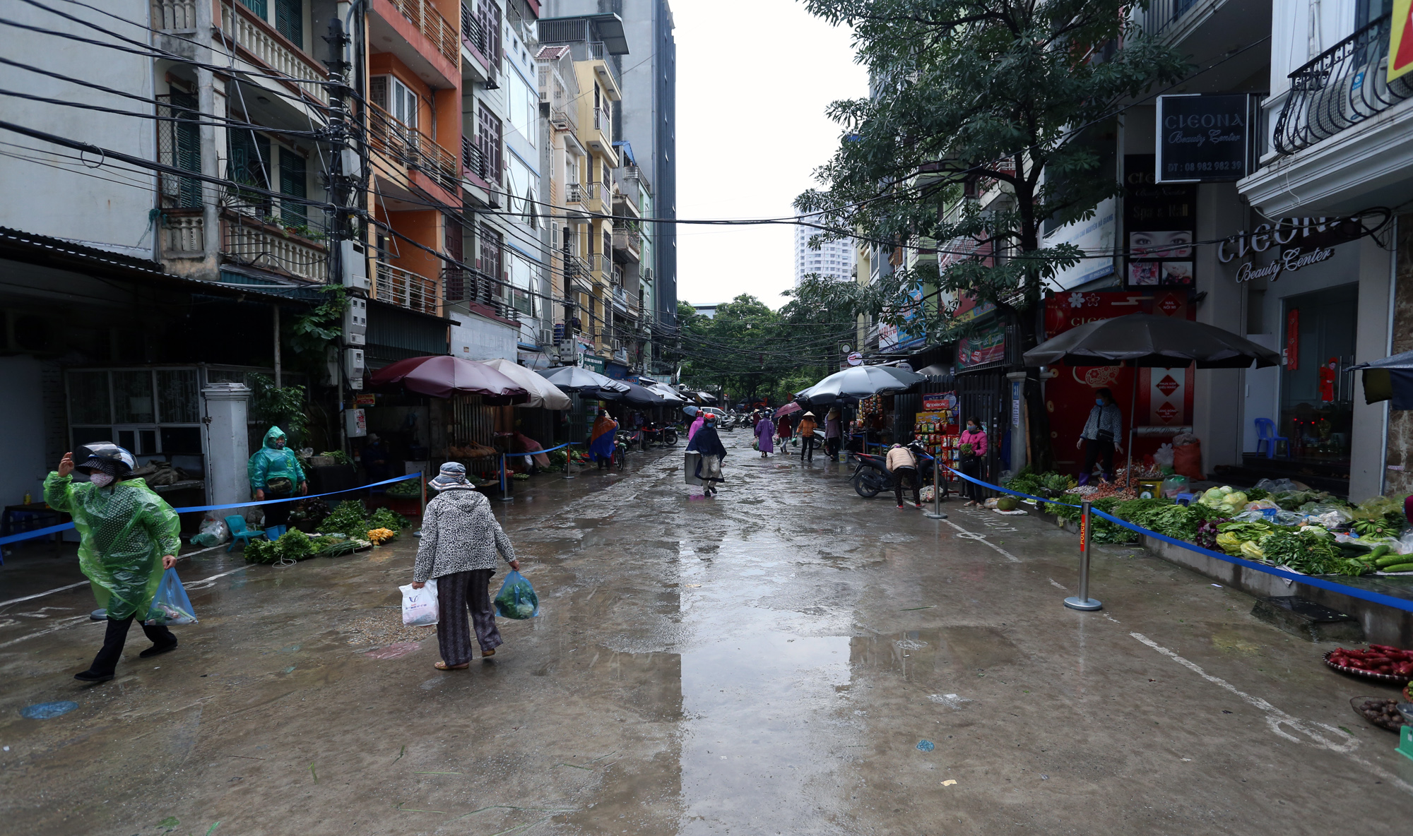 Hết cách li xã hội, chợ Dịch Vọng ở Hà Nội vẫn có 'chiêu độc' để người mua hàng đứng xa 2m - Ảnh 3. Hết cách li xã hội, chợ Dịch Vọng ở Hà Nội vẫn có 'chiêu độc' để người mua hàng đứng xa 2m - Ảnh 3.