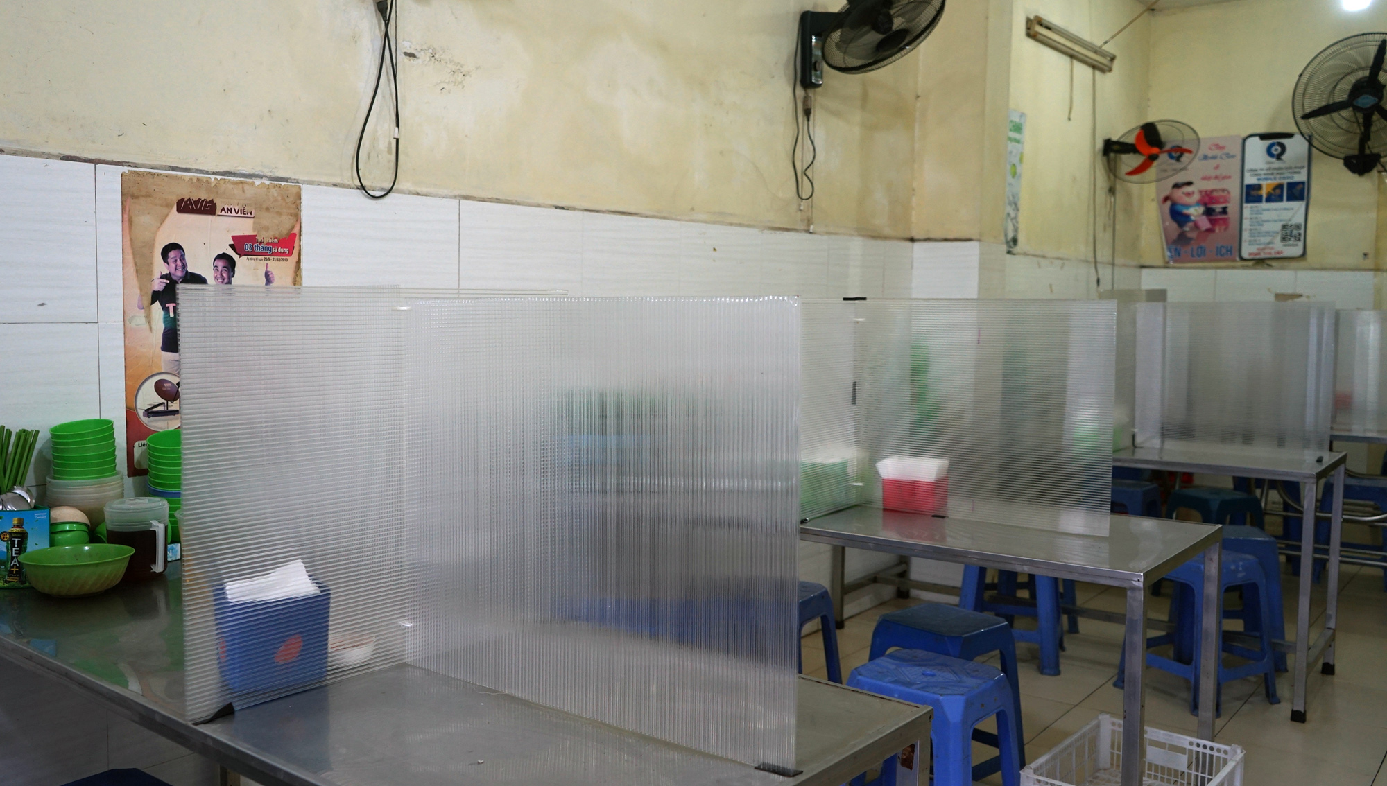 Phòng dịch Covid-19, quán cơm ở Hà Nội làm vách ngăn thực khách - Ảnh 2. Phòng dịch Covid-19, quán cơm ở Hà Nội làm vách ngăn thực khách - Ảnh 2.