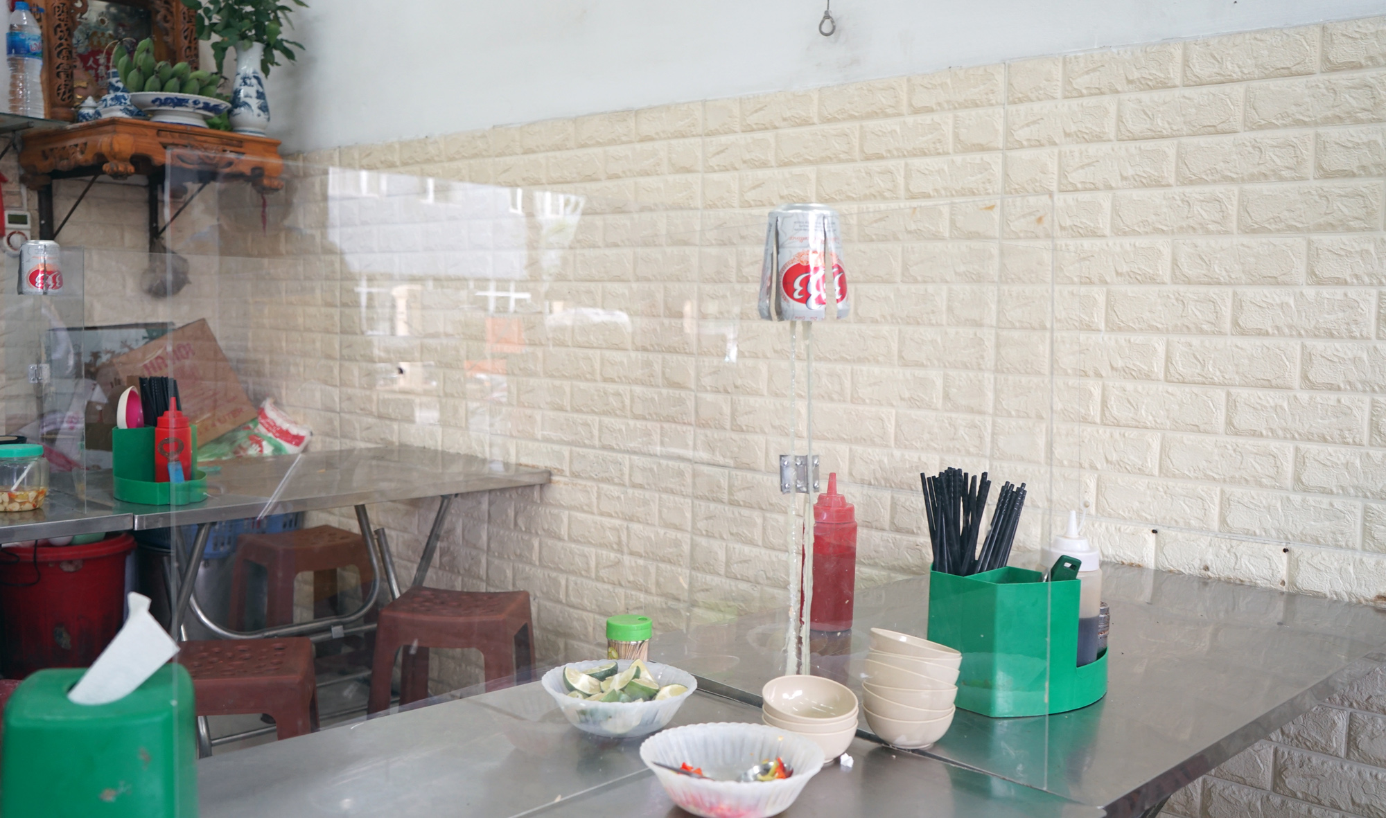 Phòng dịch Covid-19, quán cơm ở Hà Nội làm vách ngăn thực khách - Ảnh 3. Phòng dịch Covid-19, quán cơm ở Hà Nội làm vách ngăn thực khách - Ảnh 3.