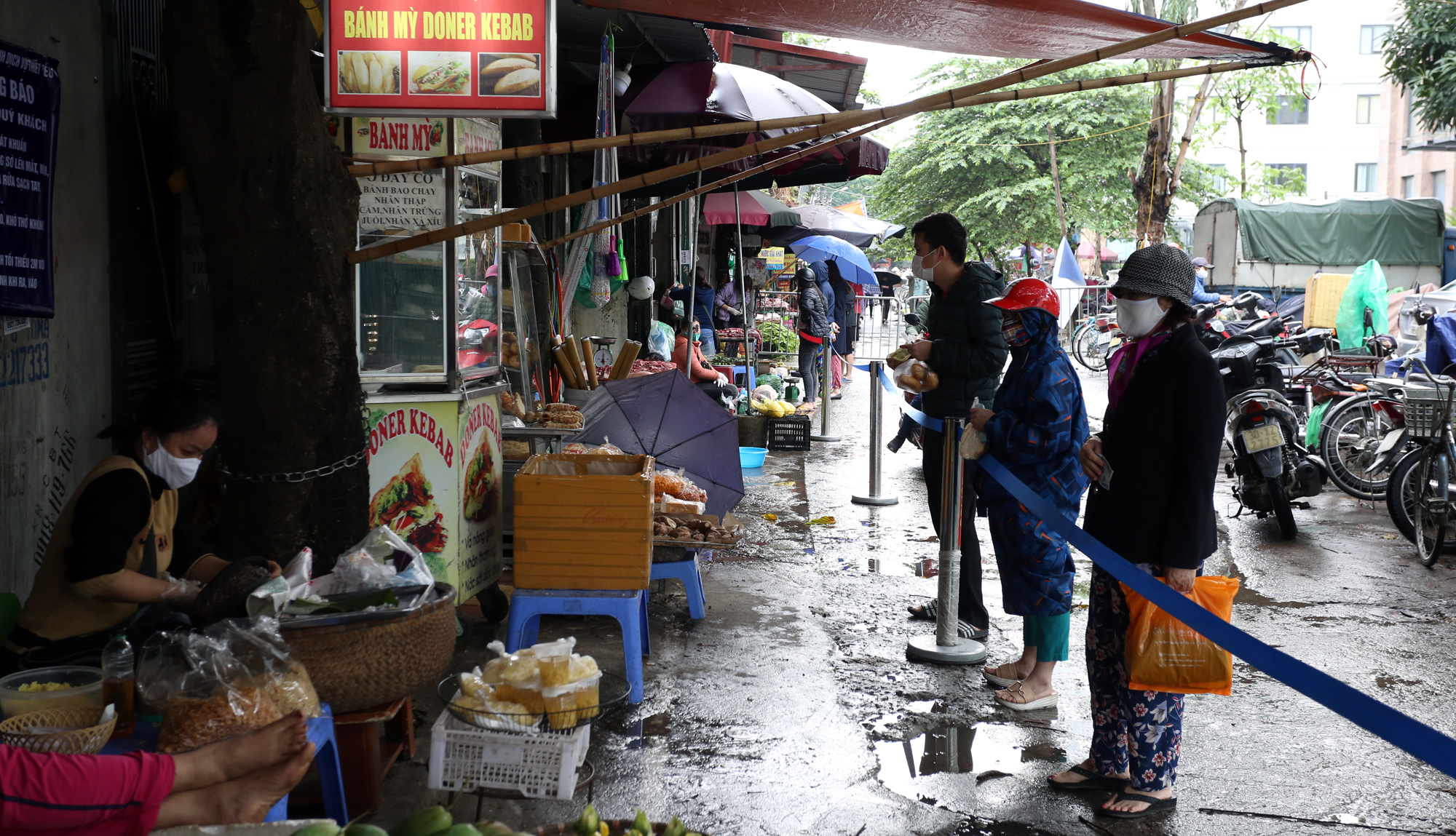 Hết cách li xã hội, chợ Dịch Vọng ở Hà Nội vẫn có 'chiêu độc' để người mua hàng đứng xa 2m - Ảnh 5. Hết cách li xã hội, chợ Dịch Vọng ở Hà Nội vẫn có 'chiêu độc' để người mua hàng đứng xa 2m - Ảnh 5.