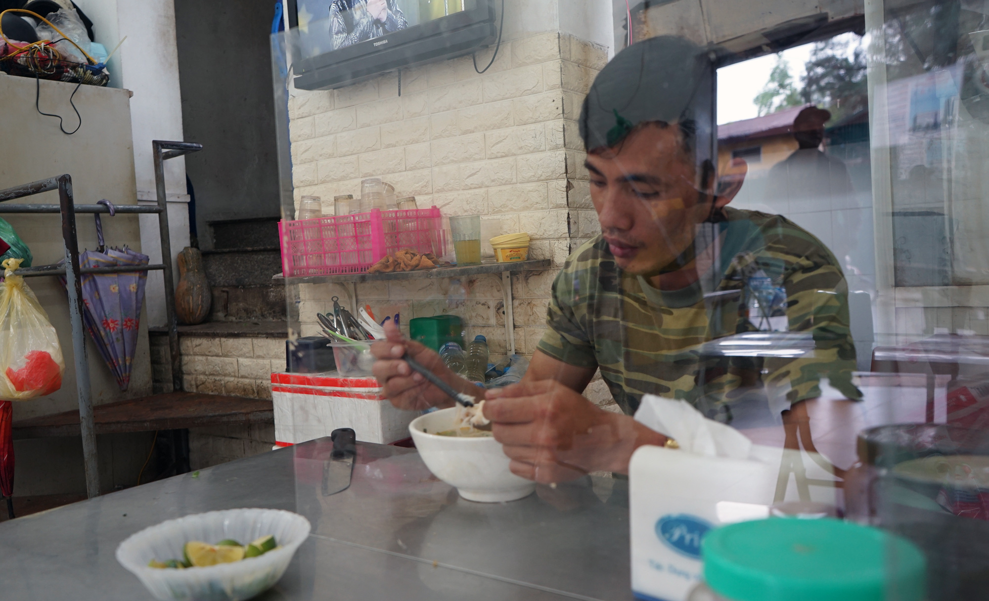 Phòng dịch Covid-19, quán cơm ở Hà Nội làm vách ngăn thực khách - Ảnh 5. Phòng dịch Covid-19, quán cơm ở Hà Nội làm vách ngăn thực khách - Ảnh 5.