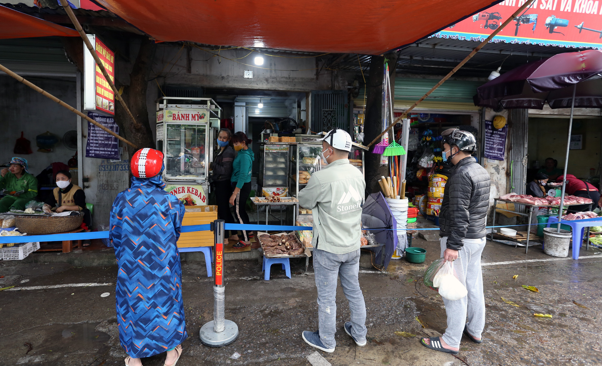 Hết cách li xã hội, chợ Dịch Vọng ở Hà Nội vẫn có 'chiêu độc' để người mua hàng đứng xa 2m - Ảnh 7. Hết cách li xã hội, chợ Dịch Vọng ở Hà Nội vẫn có 'chiêu độc' để người mua hàng đứng xa 2m - Ảnh 7.
