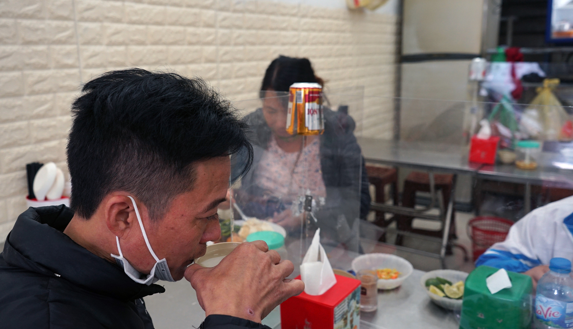 Phòng dịch Covid-19, quán cơm ở Hà Nội làm vách ngăn thực khách - Ảnh 6. Phòng dịch Covid-19, quán cơm ở Hà Nội làm vách ngăn thực khách - Ảnh 6.