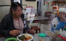 Phòng dịch Covid-19, quán cơm ở Hà Nội làm vách ngăn thực khách