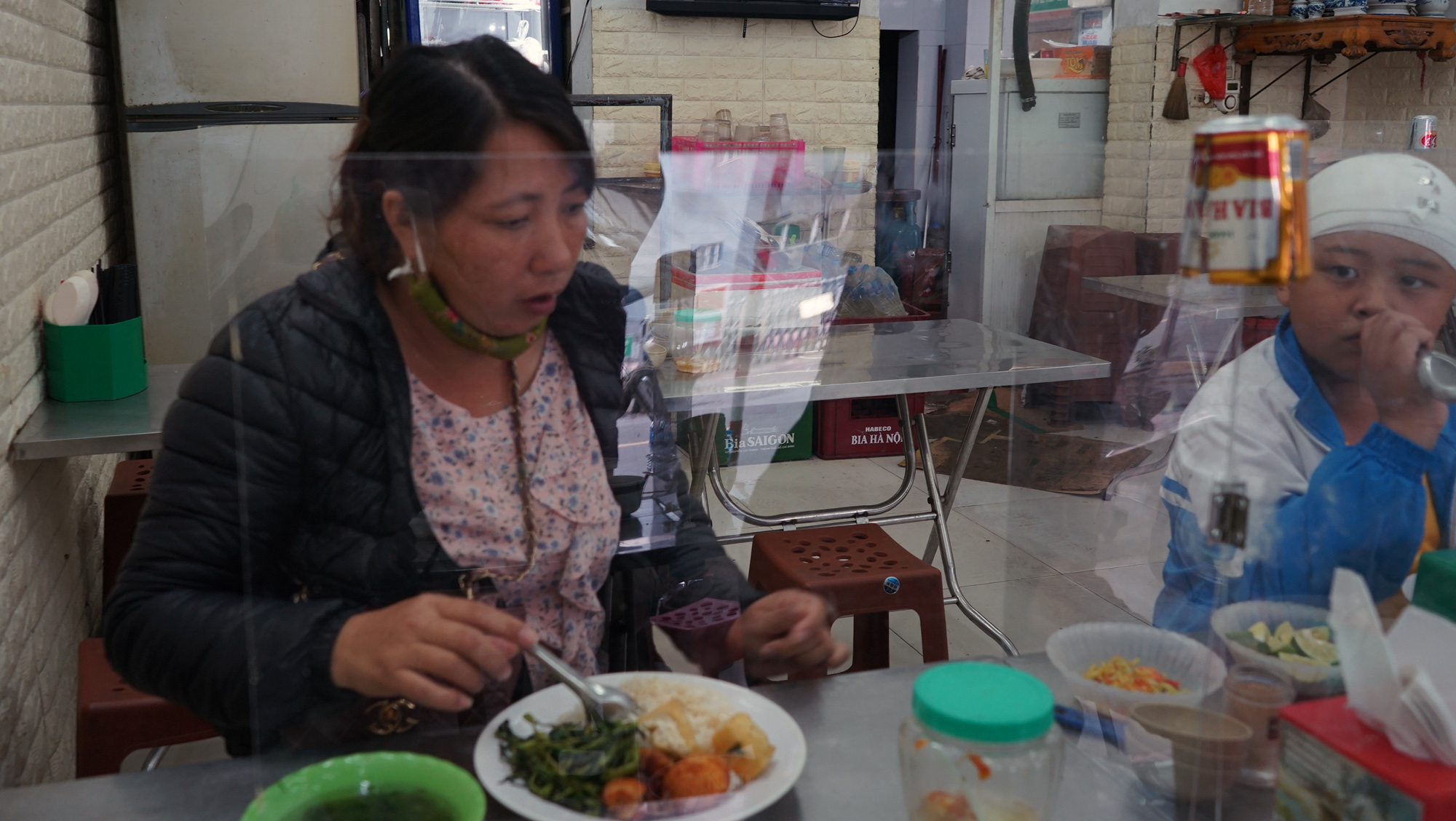 Phòng dịch Covid-19, quán cơm ở Hà Nội làm vách ngăn thực khách - Ảnh 7. Phòng dịch Covid-19, quán cơm ở Hà Nội làm vách ngăn thực khách - Ảnh 7.