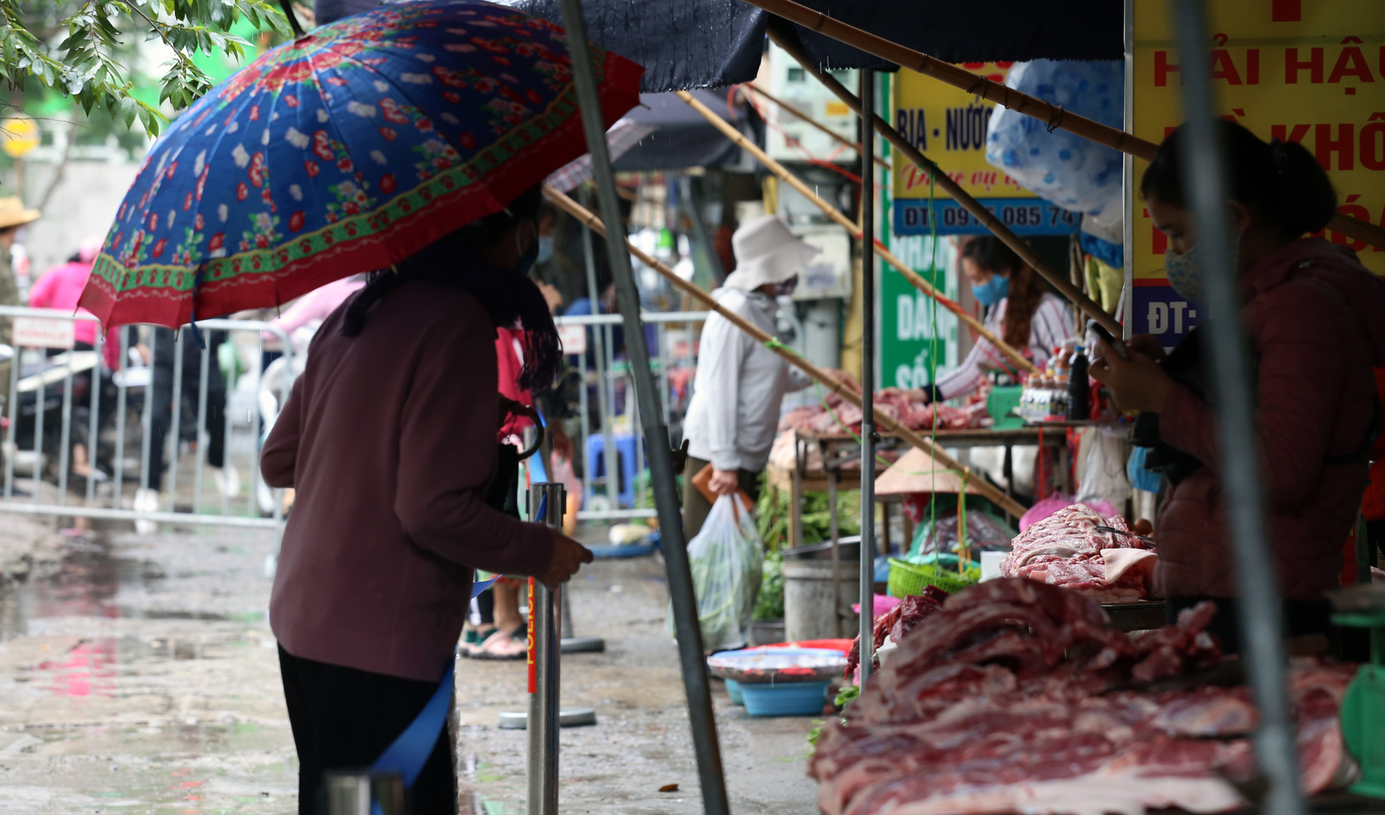 Hết cách li xã hội, chợ Dịch Vọng ở Hà Nội vẫn có 'chiêu độc' để người mua hàng đứng xa 2m - Ảnh 10. Hết cách li xã hội, chợ Dịch Vọng ở Hà Nội vẫn có 'chiêu độc' để người mua hàng đứng xa 2m - Ảnh 10.