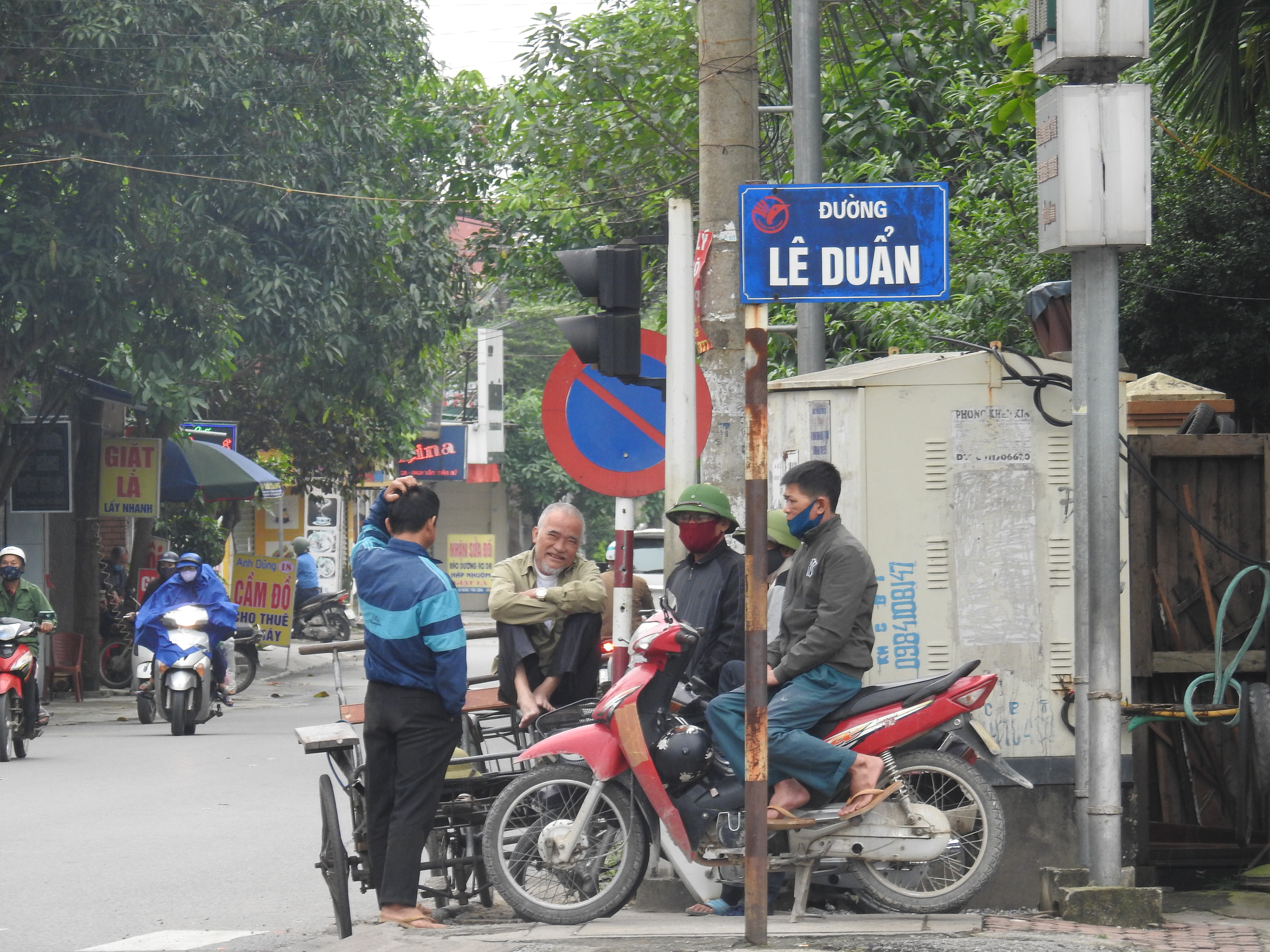 Nhịp sống tấp nập, hối hả của người dân TP Vinh sau chuỗi ngày cách li xã hội - Ảnh 2. Nhịp sống tấp nập, hối hả của người dân TP Vinh sau chuỗi ngày cách li xã hội - Ảnh 2.