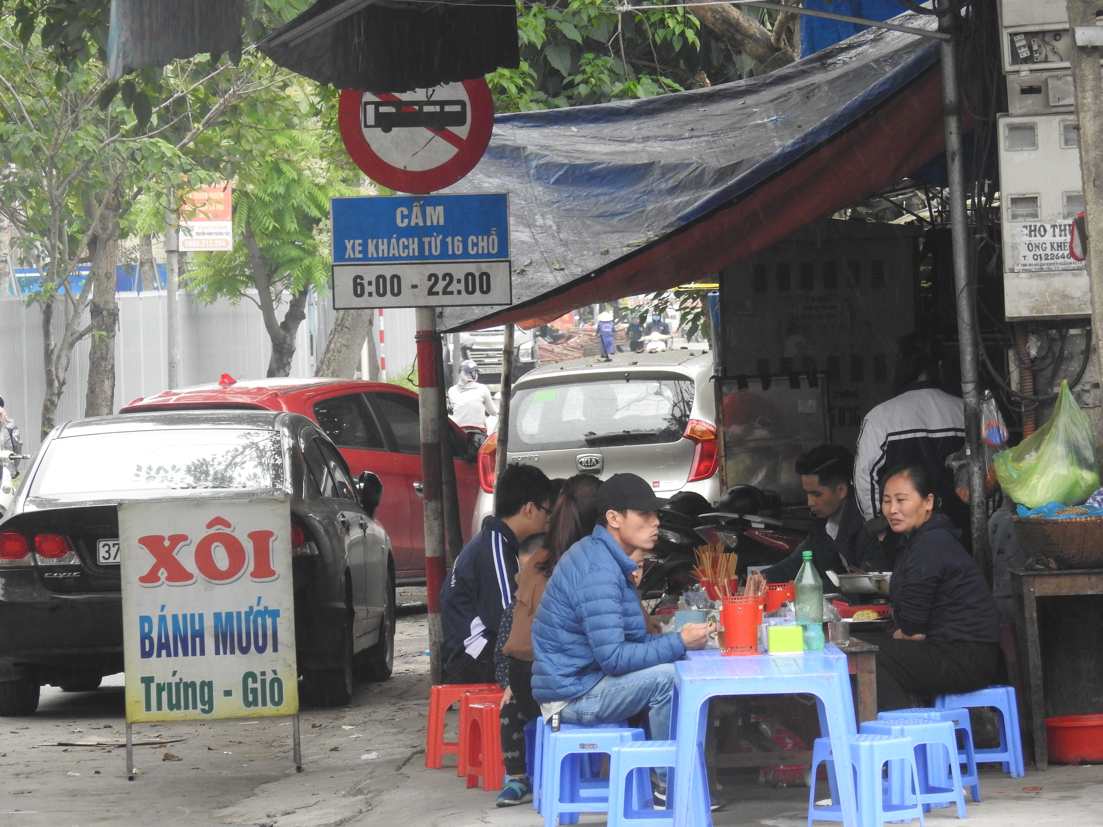 Nhịp sống tấp nập, hối hả của người dân TP Vinh sau chuỗi ngày cách li xã hội - Ảnh 10. Nhịp sống tấp nập, hối hả của người dân TP Vinh sau chuỗi ngày cách li xã hội - Ảnh 10.