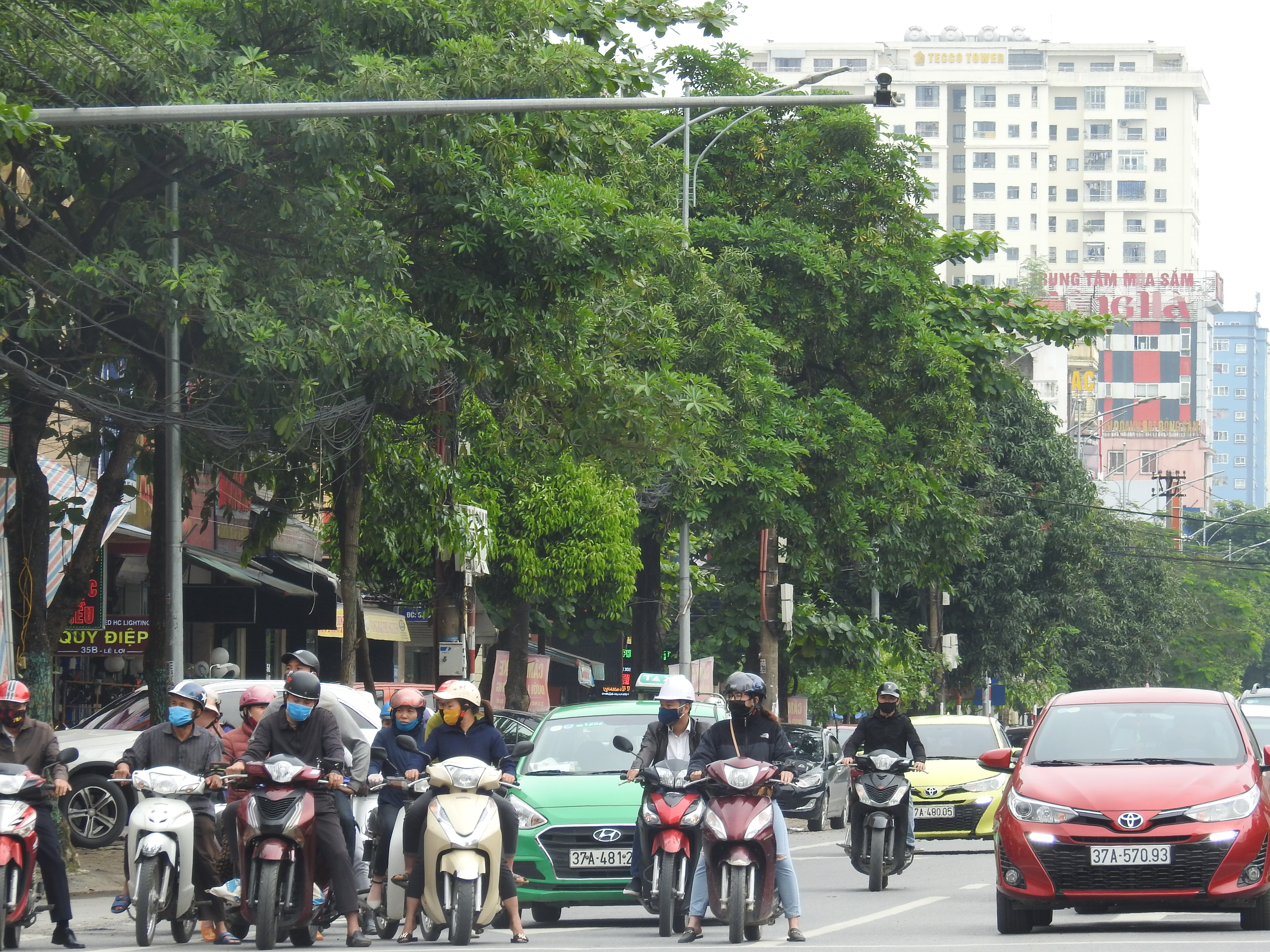 Nhịp sống tấp nập, hối hả của người dân TP Vinh sau chuỗi ngày cách li xã hội - Ảnh 5. Nhịp sống tấp nập, hối hả của người dân TP Vinh sau chuỗi ngày cách li xã hội - Ảnh 5.