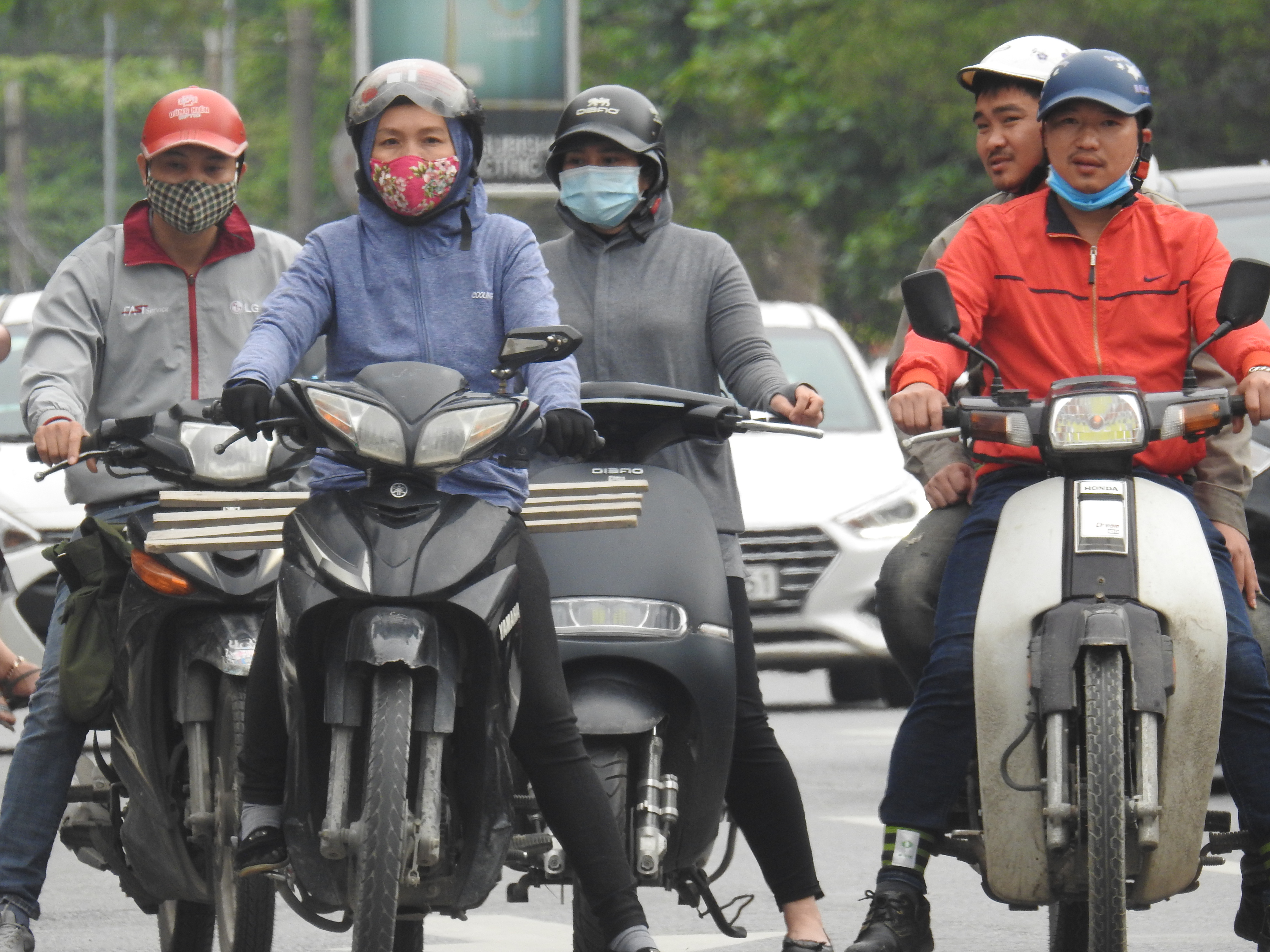 Nhịp sống tấp nập, hối hả của người dân TP Vinh sau chuỗi ngày cách li xã hội - Ảnh 4. Nhịp sống tấp nập, hối hả của người dân TP Vinh sau chuỗi ngày cách li xã hội - Ảnh 4.