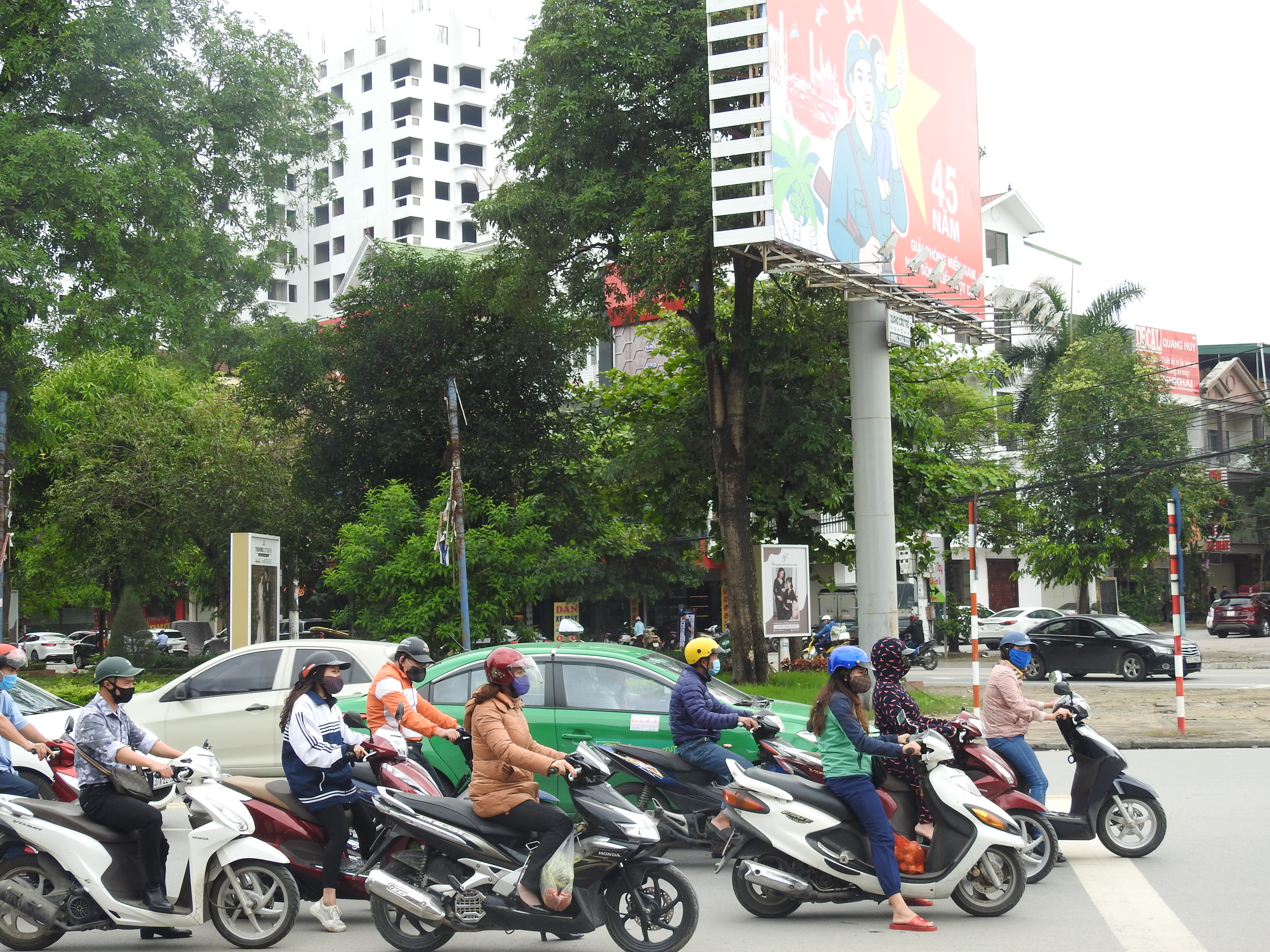 Nhịp sống tấp nập, hối hả của người dân TP Vinh sau chuỗi ngày cách li xã hội - Ảnh 7. Nhịp sống tấp nập, hối hả của người dân TP Vinh sau chuỗi ngày cách li xã hội - Ảnh 7.