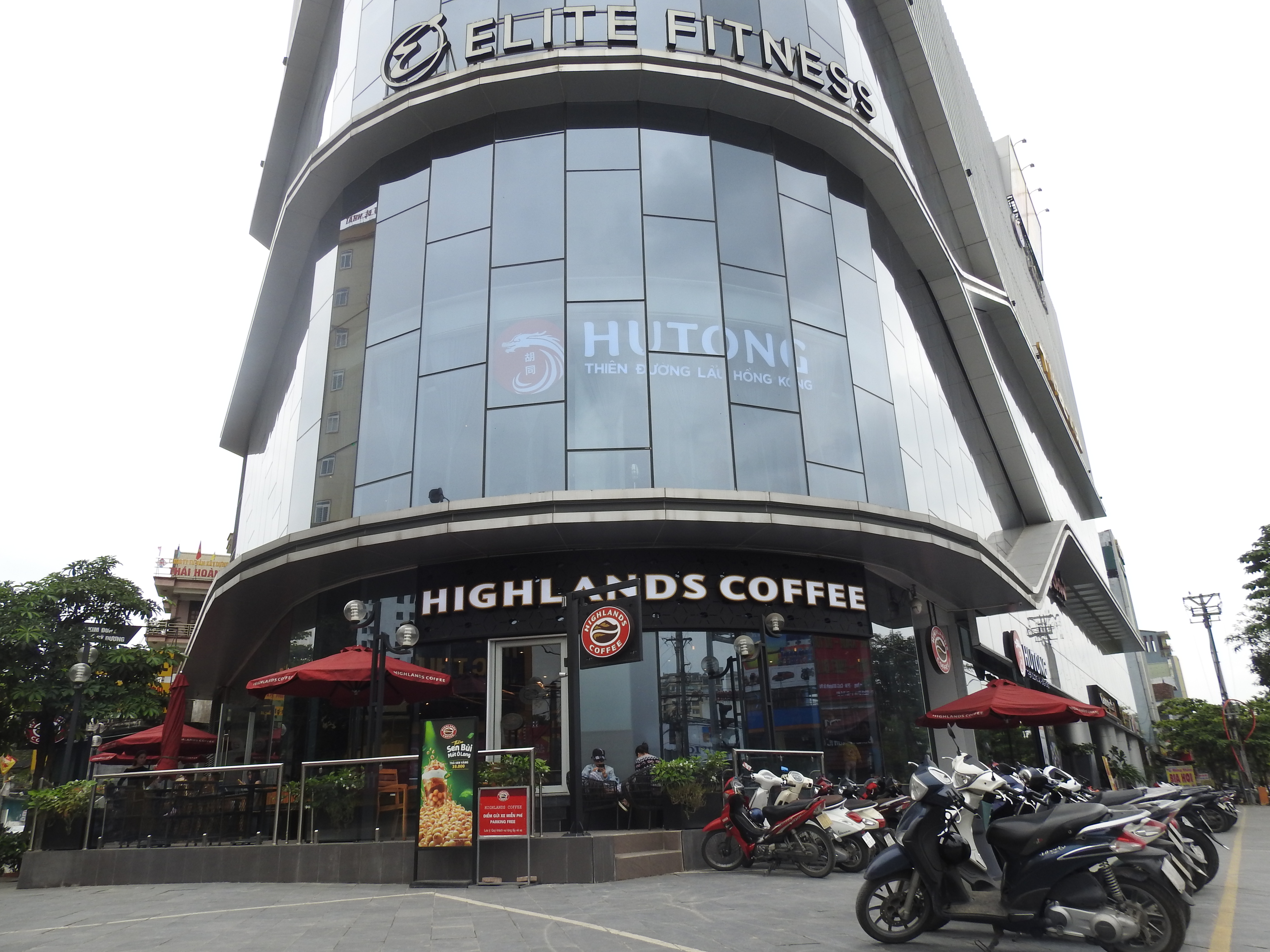 Nhịp sống tấp nập, hối hả của người dân TP Vinh sau chuỗi ngày cách li xã hội - Ảnh 13. Nhịp sống tấp nập, hối hả của người dân TP Vinh sau chuỗi ngày cách li xã hội - Ảnh 13.